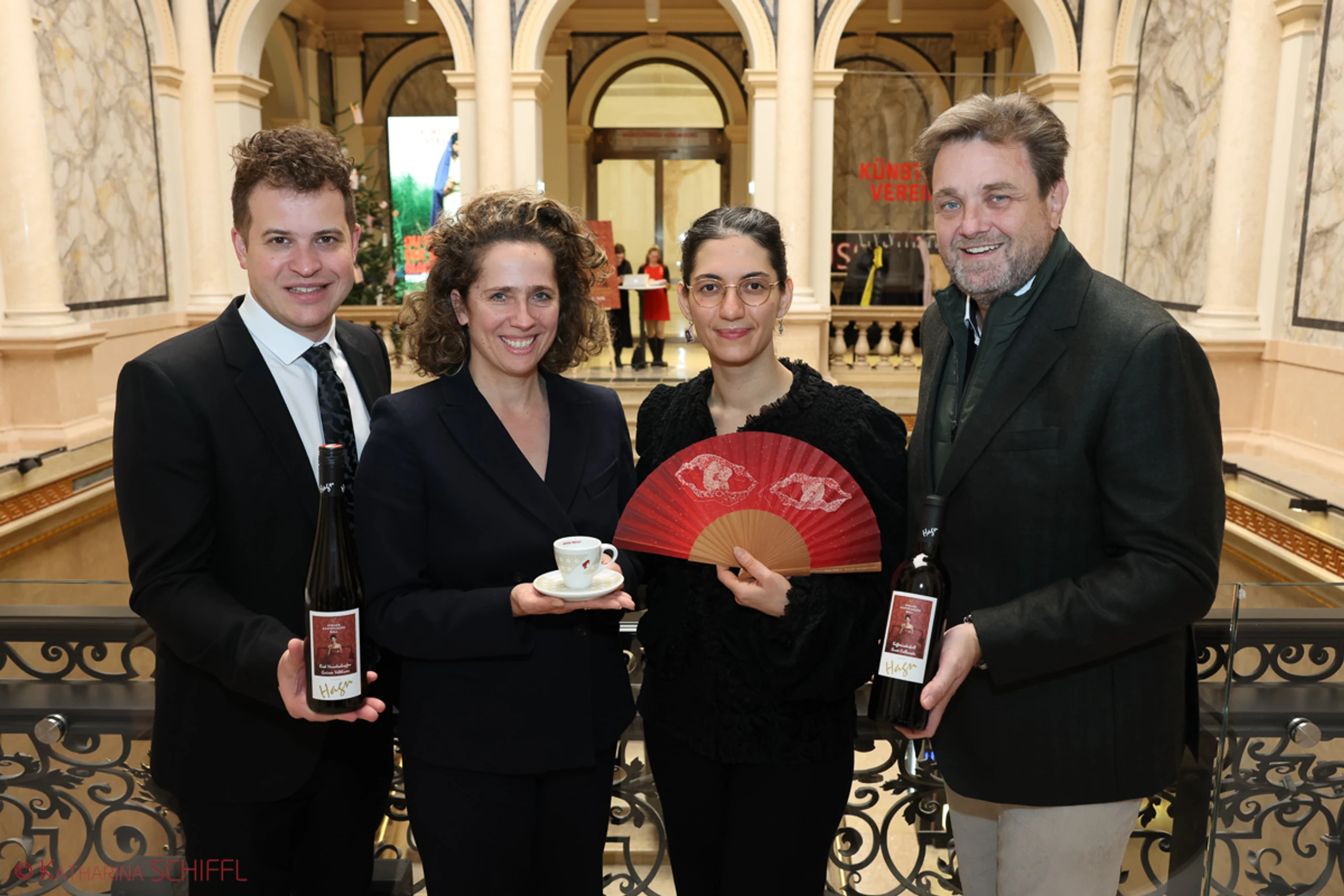 Julius Meinl enthüllt Kunstfächer für den Kaffeesiederball 2026