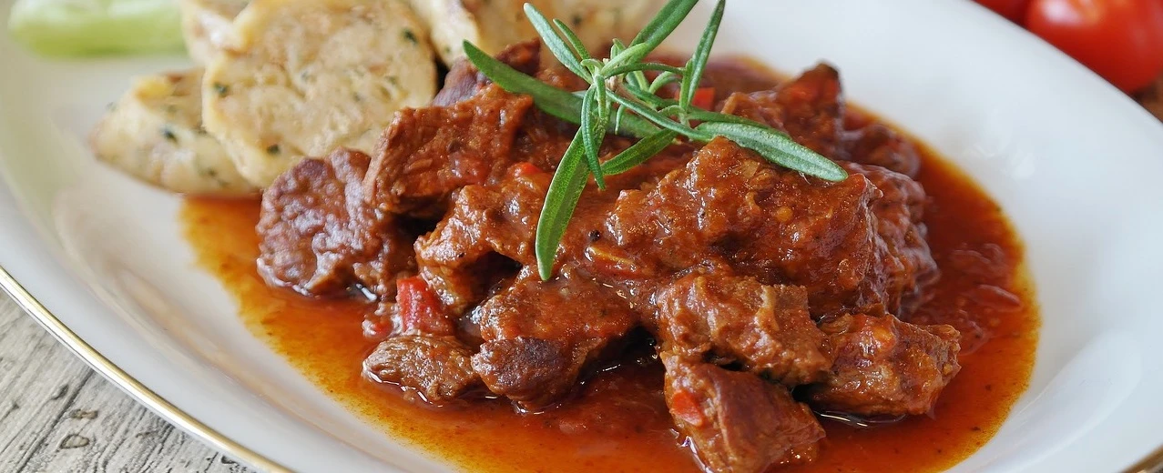 © RitaE-via-Pixabay Rindfleischgulasch mit Knödeln und Rosmarin. Leckeres Essen.