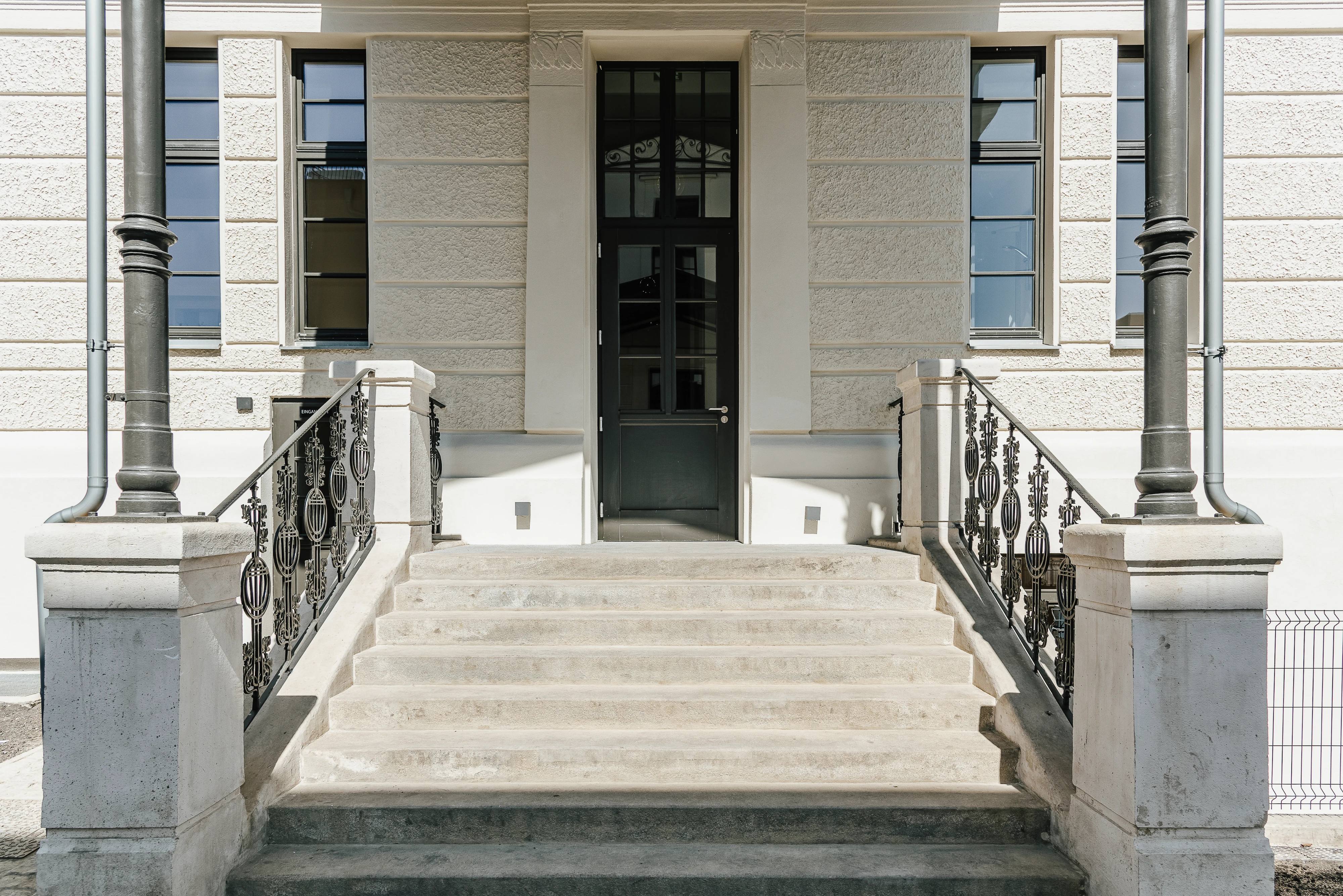 Stiege mit Eingang vor Wohnhaus fotografiert