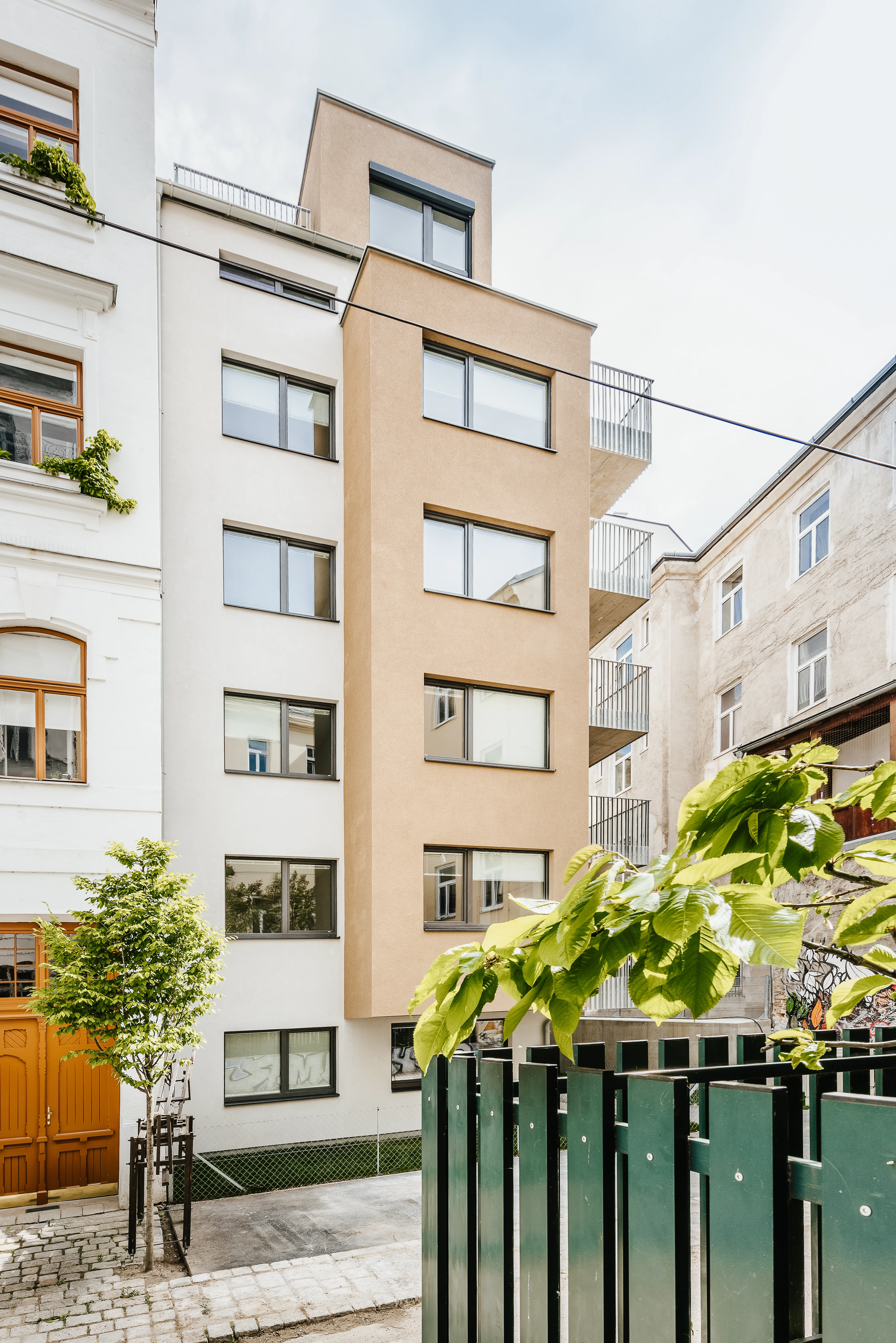 Ansicht modernes Wohninvestment von Straße aus