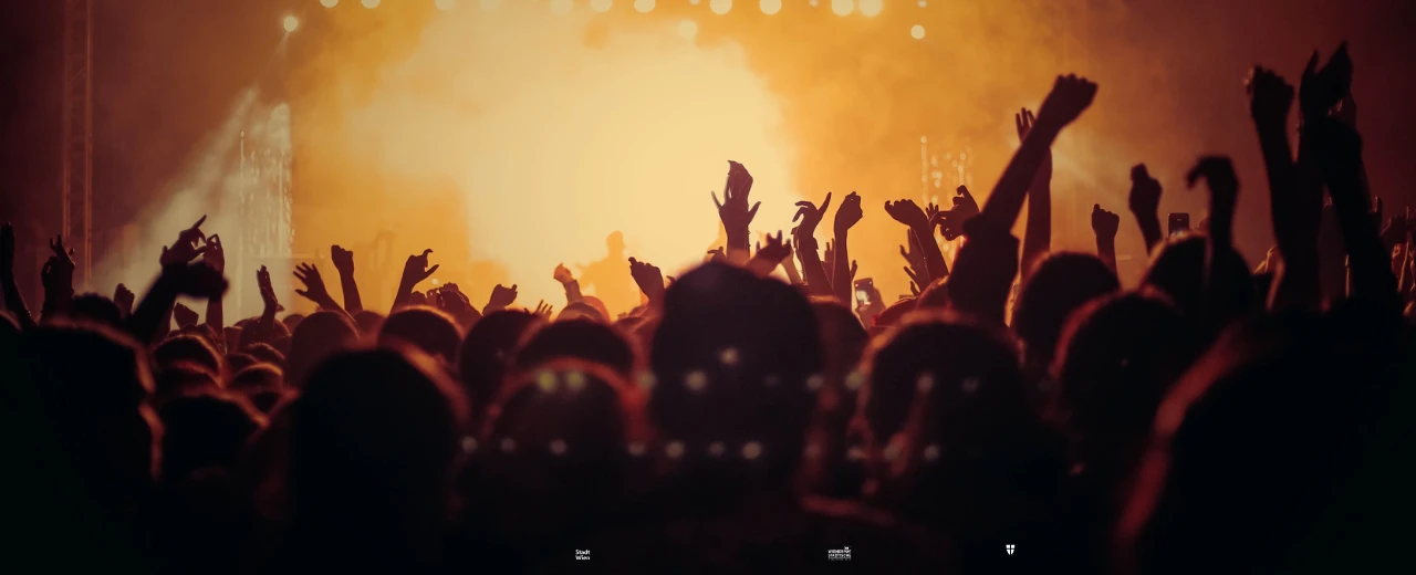 Konzert, Live-Musik, Menschenmenge, Veranstaltung, Bühne, Lichter, Musikfestival, Energie, Stimmung, Begeisterung