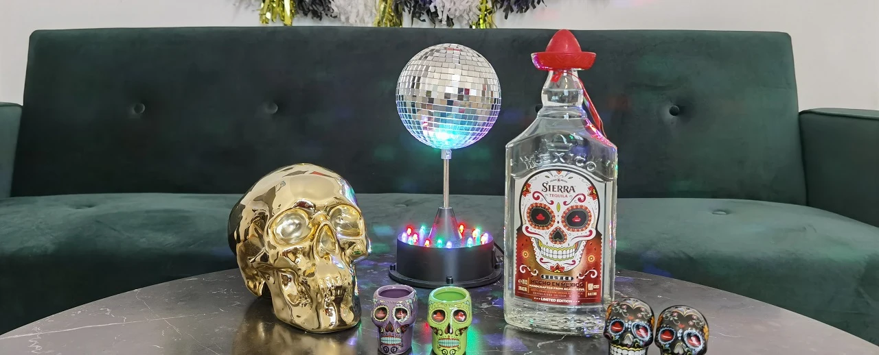 Halloween & Dia de los Muertos Tischdeko: Goldener Totenkopf, Discokugel, Tequila.