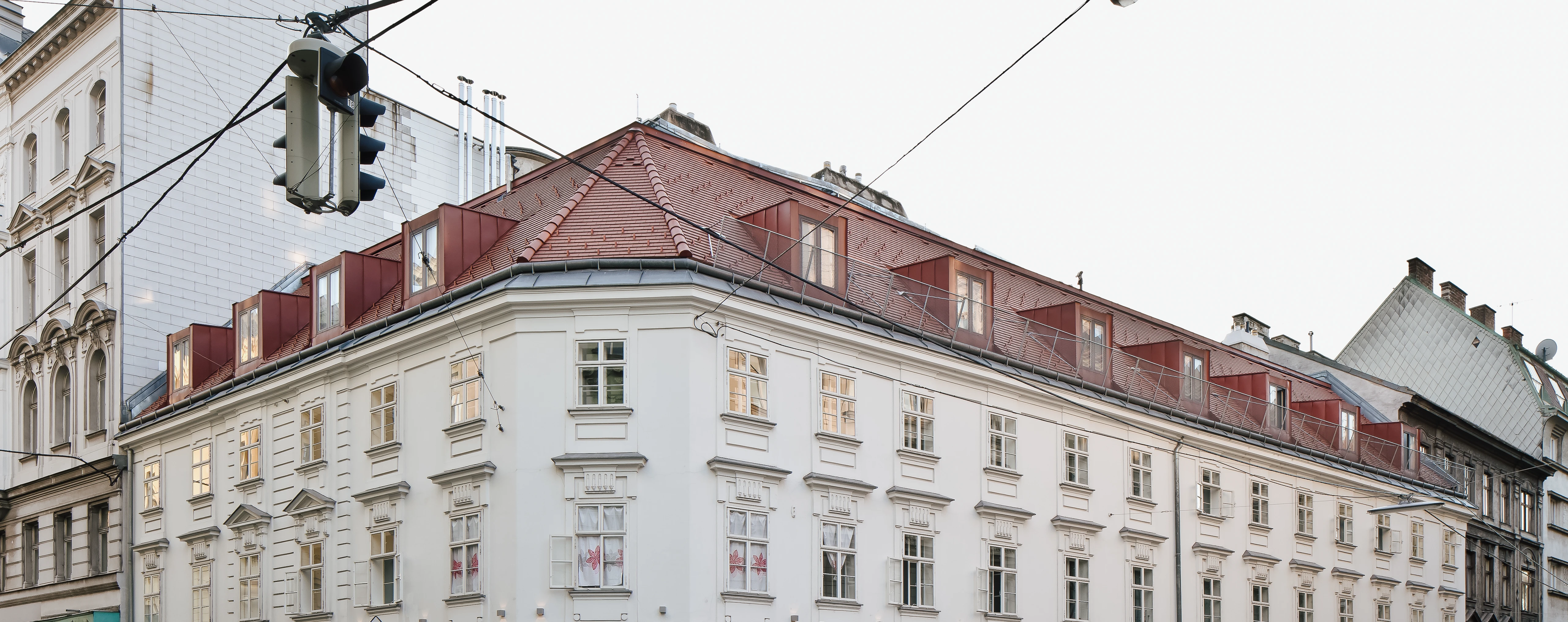 Altbau an Straßengabelung mit Ampel