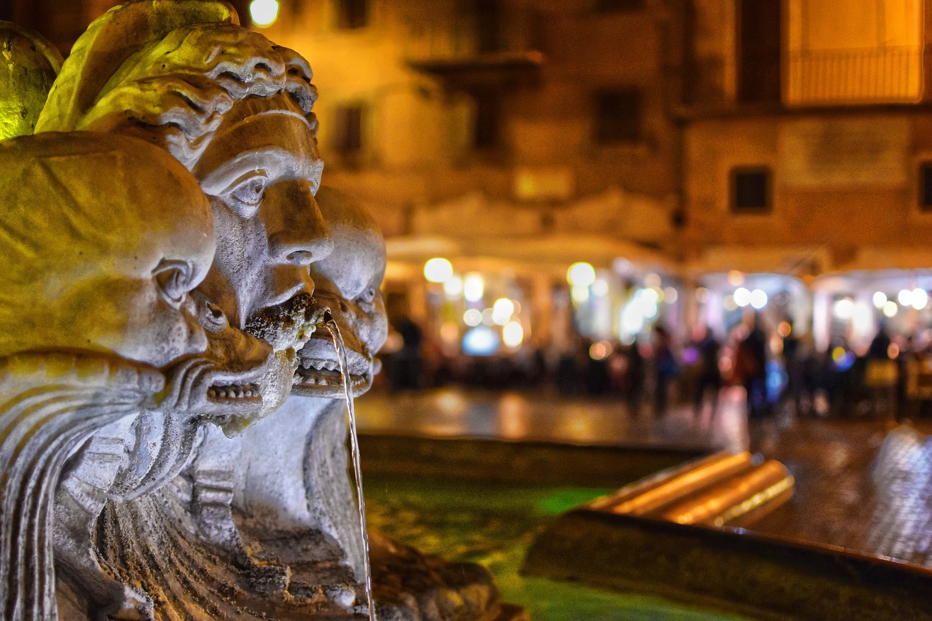 Brunnen bei Nacht
