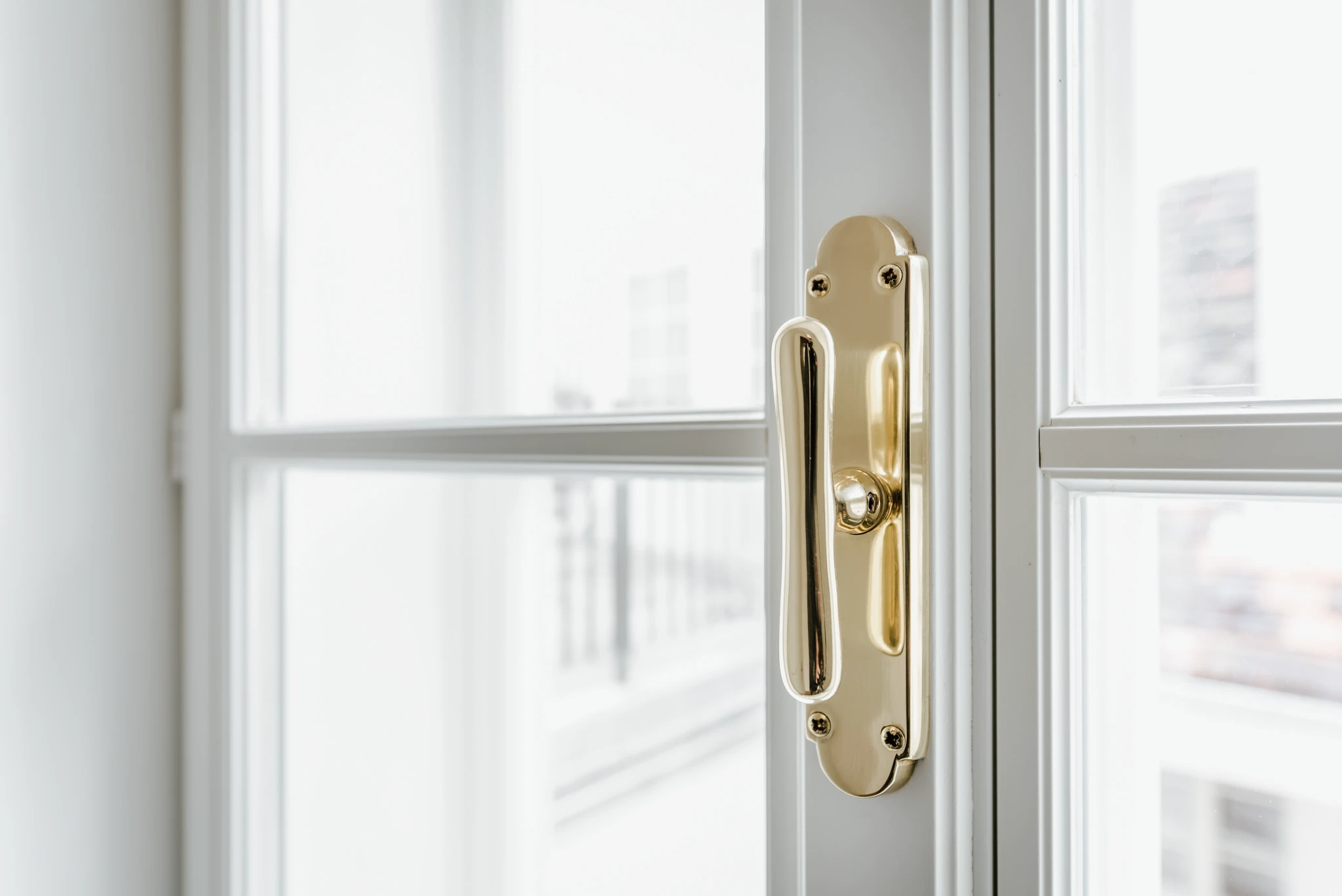 Altbau Fensterklinke in goldener Farbe