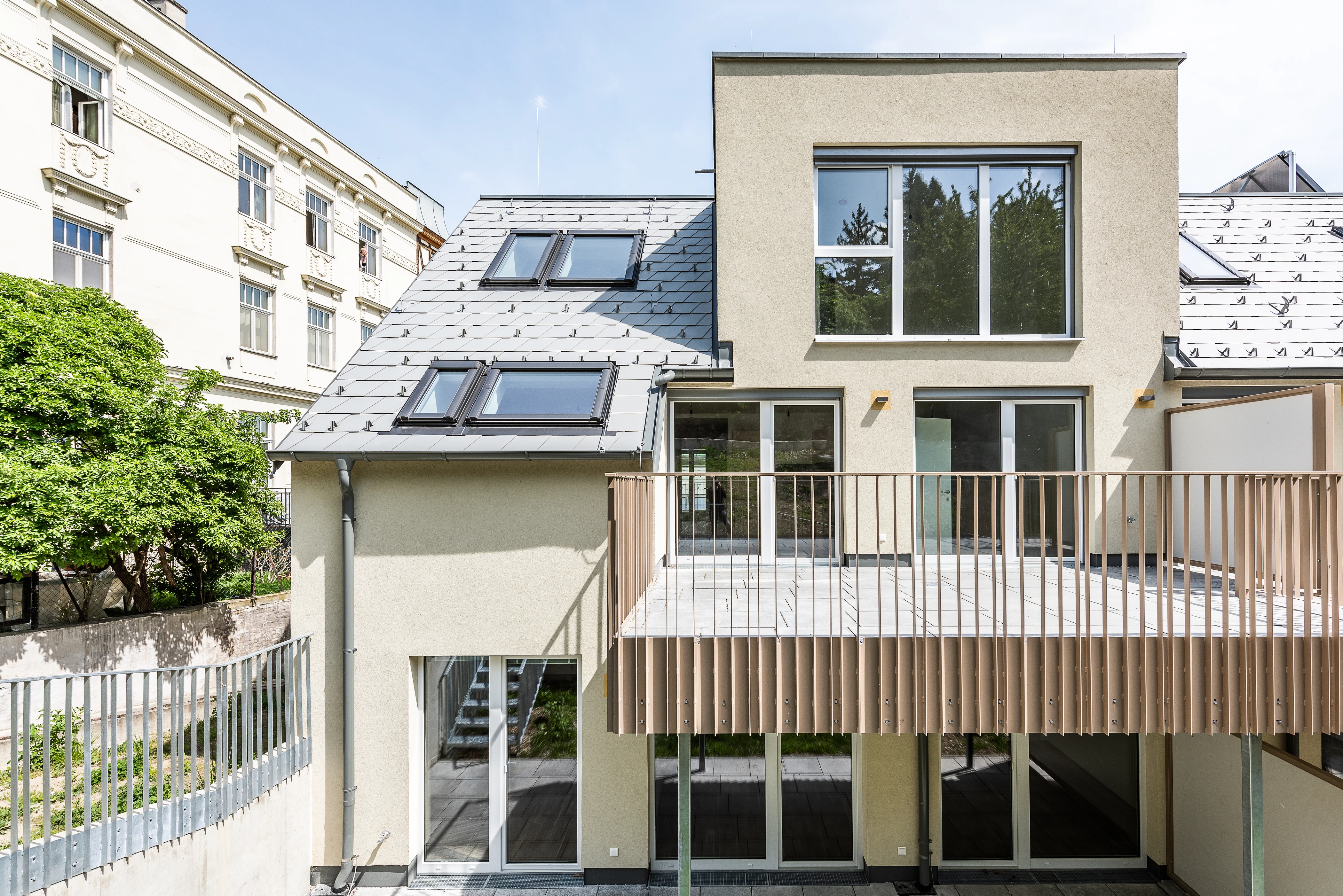 Blick auf Wohninvestment mit Terrasse im zweiten Stock