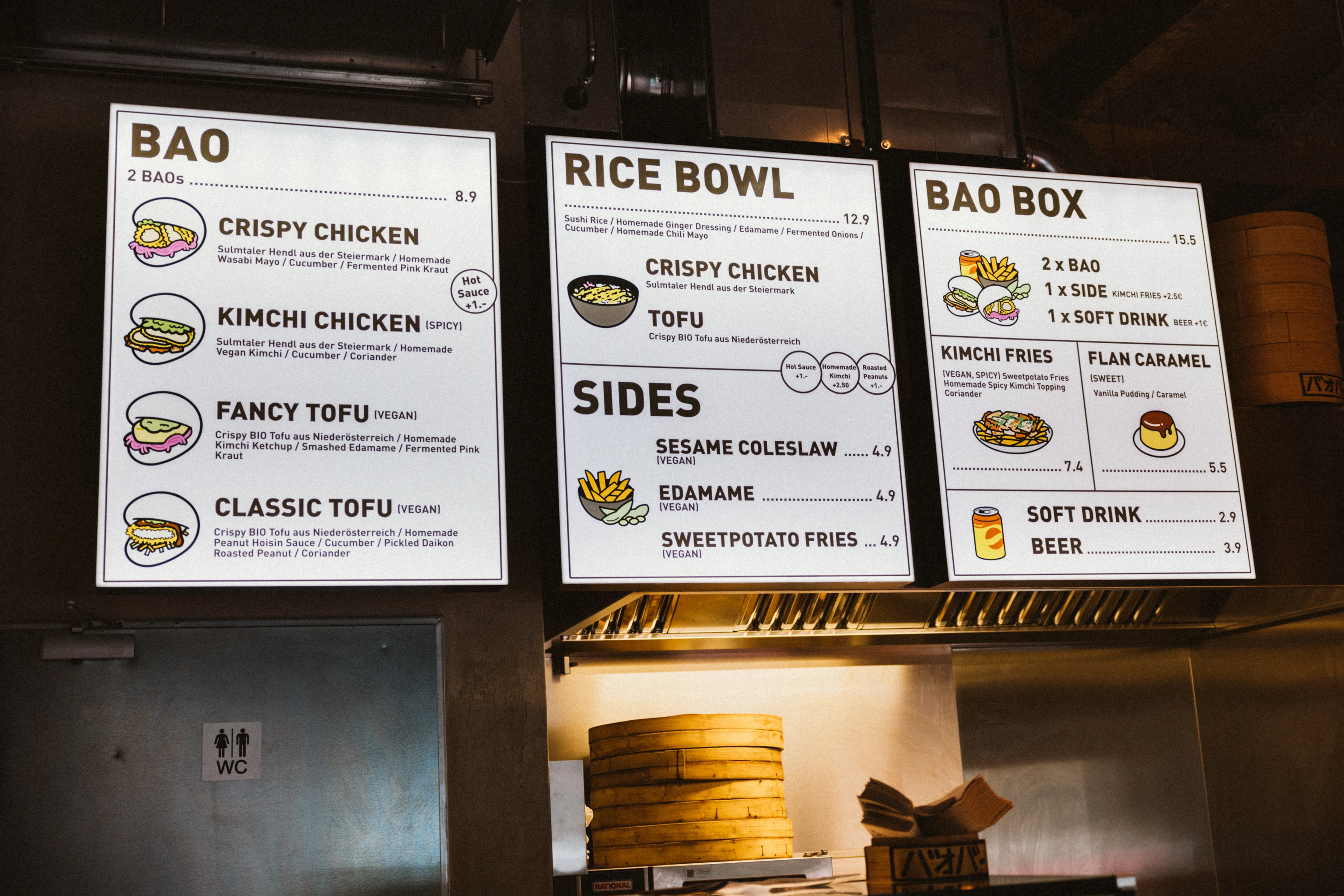 Restaurant-Speisekarte mit Bao, Rice Bowl und Tofu Gerichten. Vegane Optionen verfügbar.