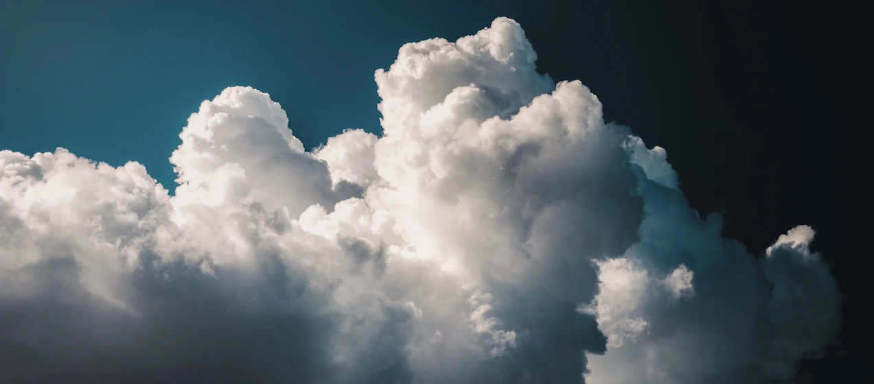 Beeindruckende Wolkenformation: dicht gedrängte, weiße & graue Cumuluswolken, teilweise sonnendurchdrungen.