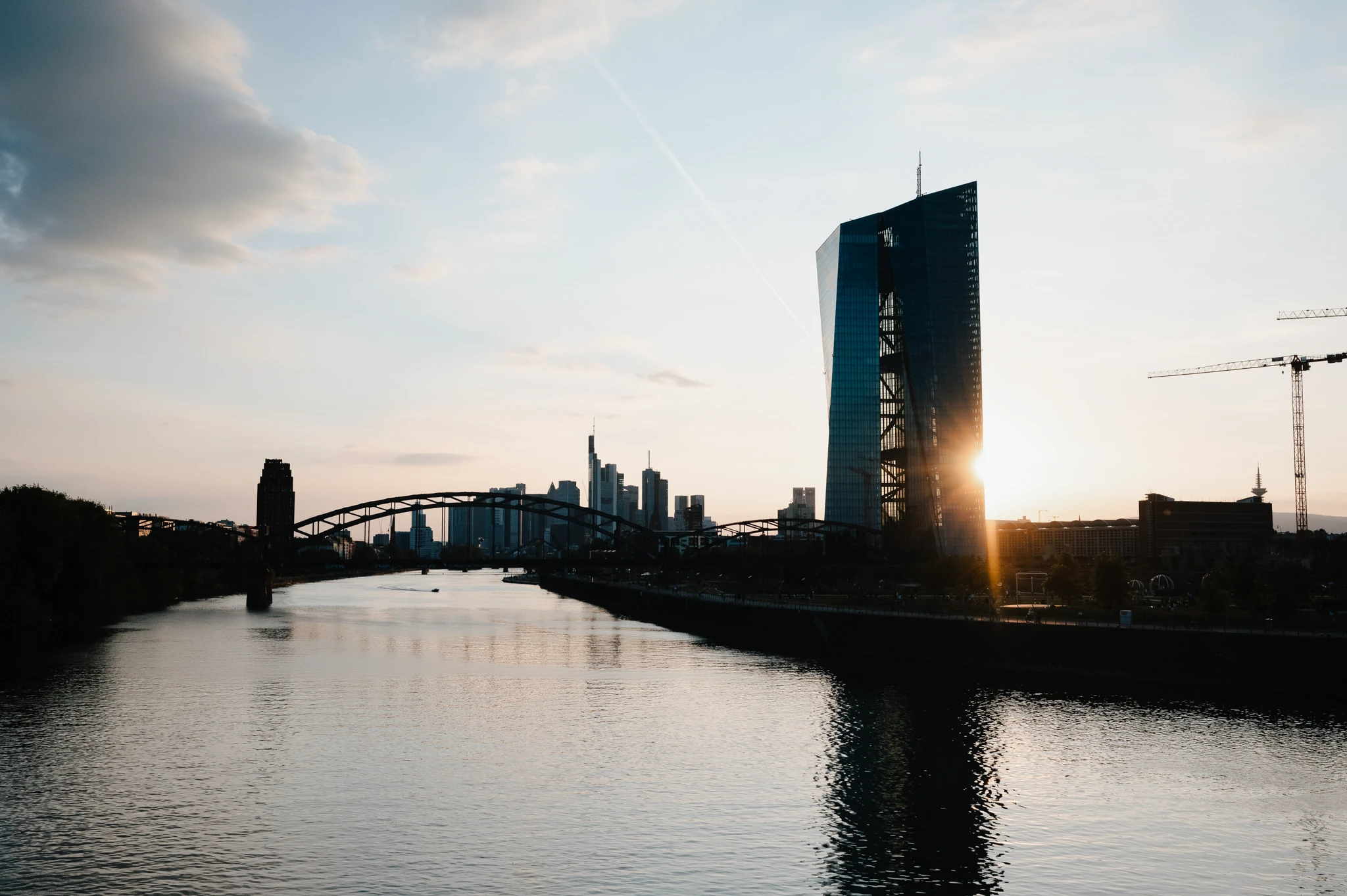 Blick auf die europäische Zentralbank bei Sonnenuntergang