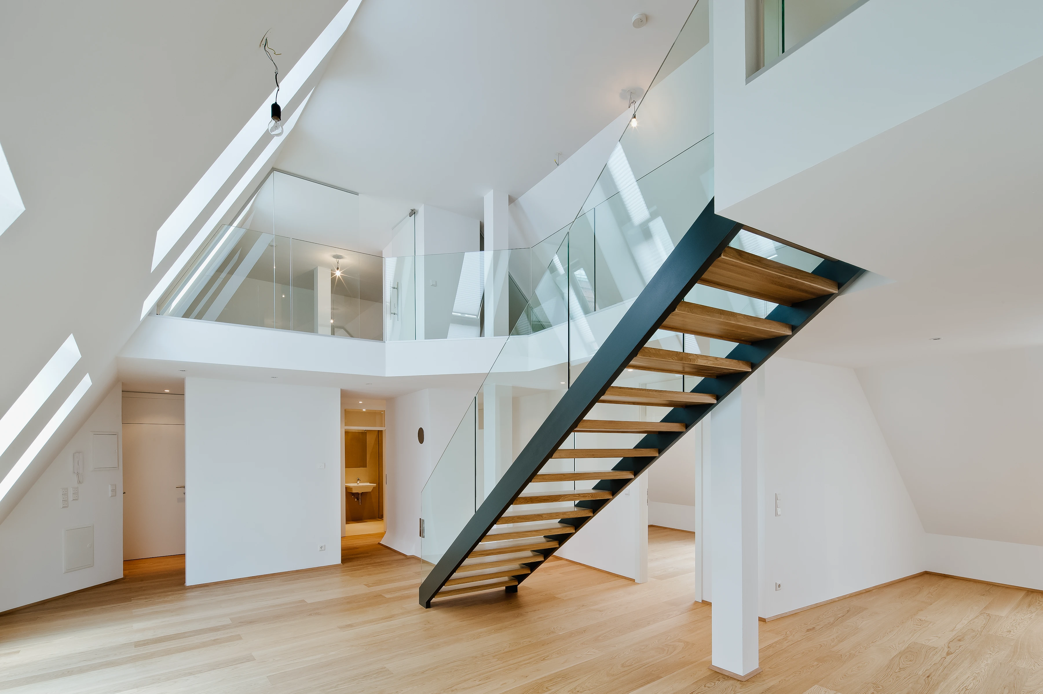 Modernes Wohninvestment mit gläsener Galerie und Stiegenaufgang