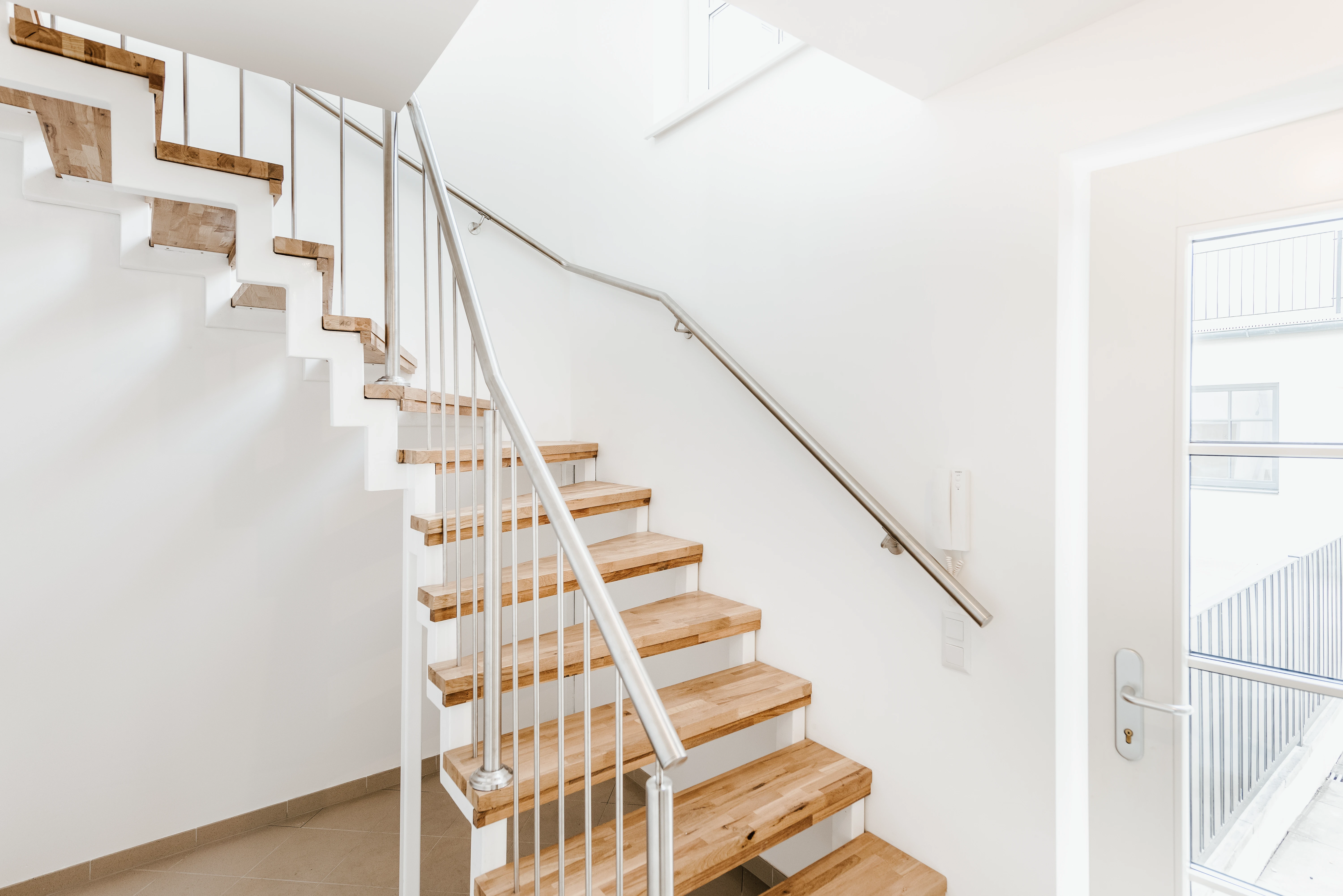 Stiege in Wohninvestment mit Holz