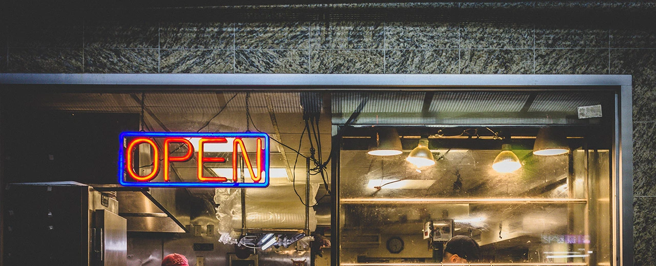 Ein rot-blaues Leuchtreklameschild mit der Aufschrift 