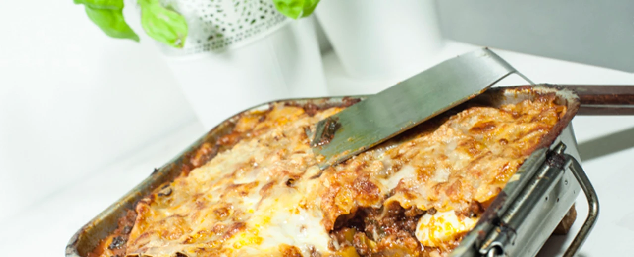 Appetitliche Lasagne in einer Auflaufform, mit Käse überbacken. Mit Adobe Photoshop bearbeitet.