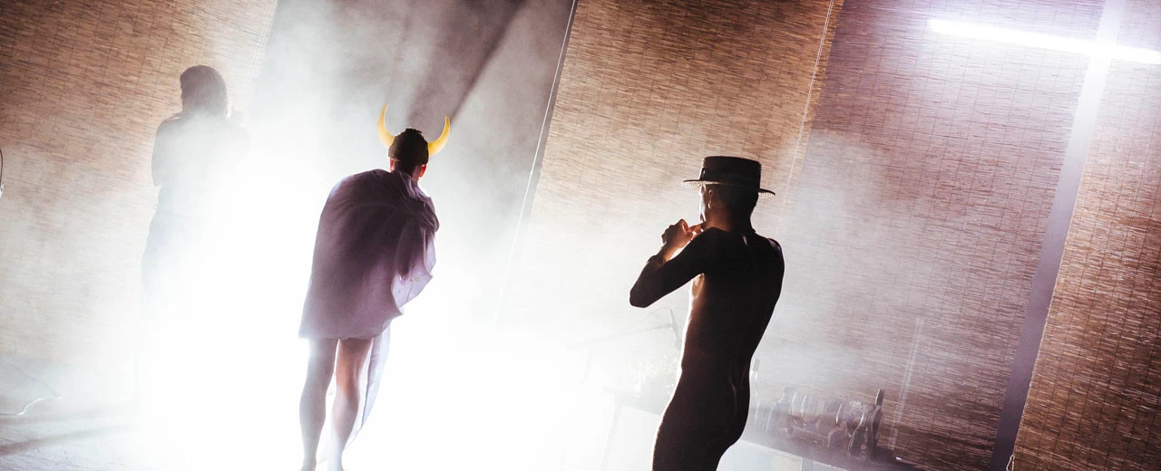 Bühnenfoto: 3 Personen, Nebel, Licht, Wikingerkostüm, Hut, Matthias Heschl.