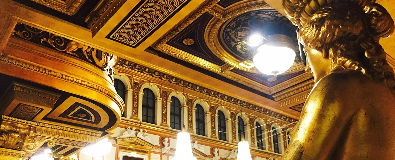 © Magdalena-Hiller Vergoldeter Innenraum mit Stuck, Statuen & Kronleuchtern. Luxuriöser historischer Stil.