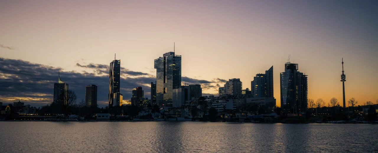 © Pexels Wiener Skyline bei Sonnenuntergang mit DC Tower und Fernsehturm, vom Wasser aus fotografiert.