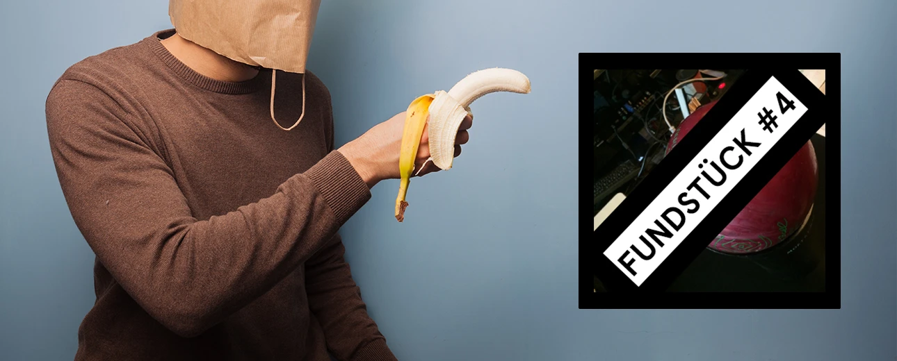 © Foto: Sass, Grafik: Ingo Kummer Person mit Papiertüte über dem Kopf hält Banane, neben Bild mit 'Fundstück #4'.