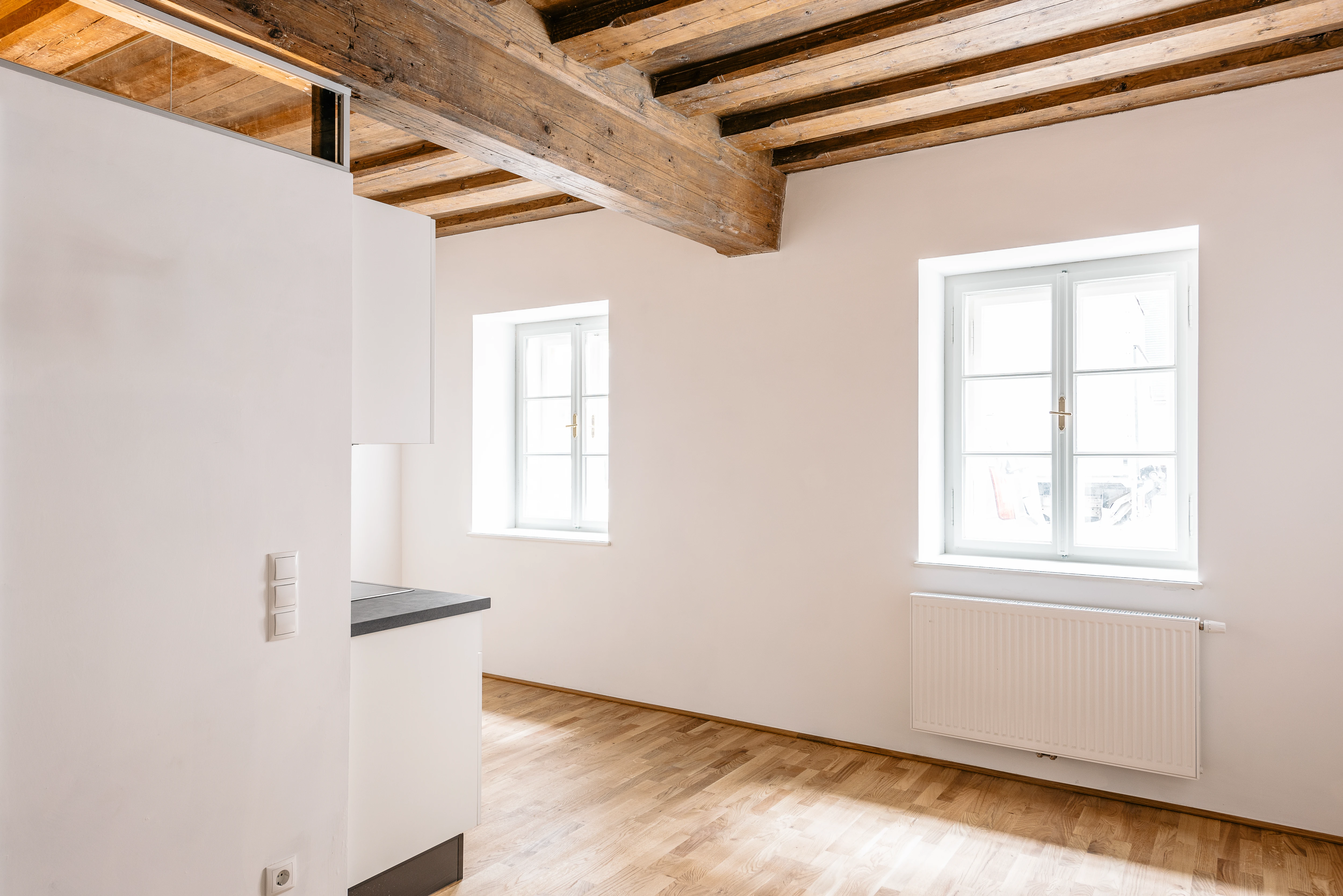 Altbau Wohninvestment renoviert mit Holzbalkendecke
