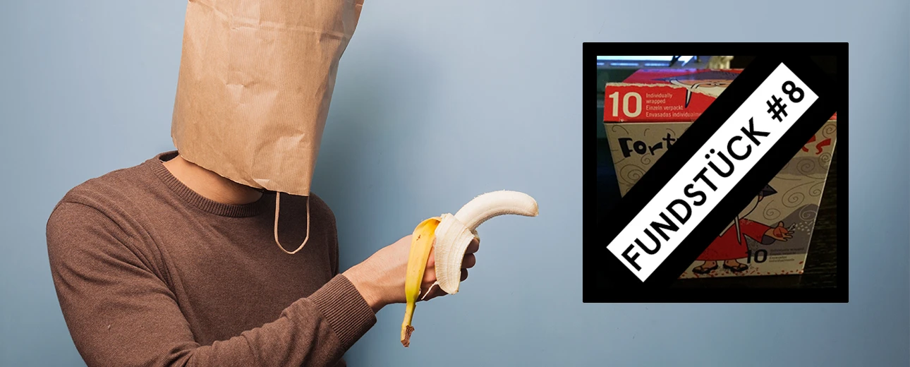 Person mit Papierbeutel auf dem Kopf hält Banane. Nebenan eine Fundstück-Packung #8. Erstellt mit Photoshop.