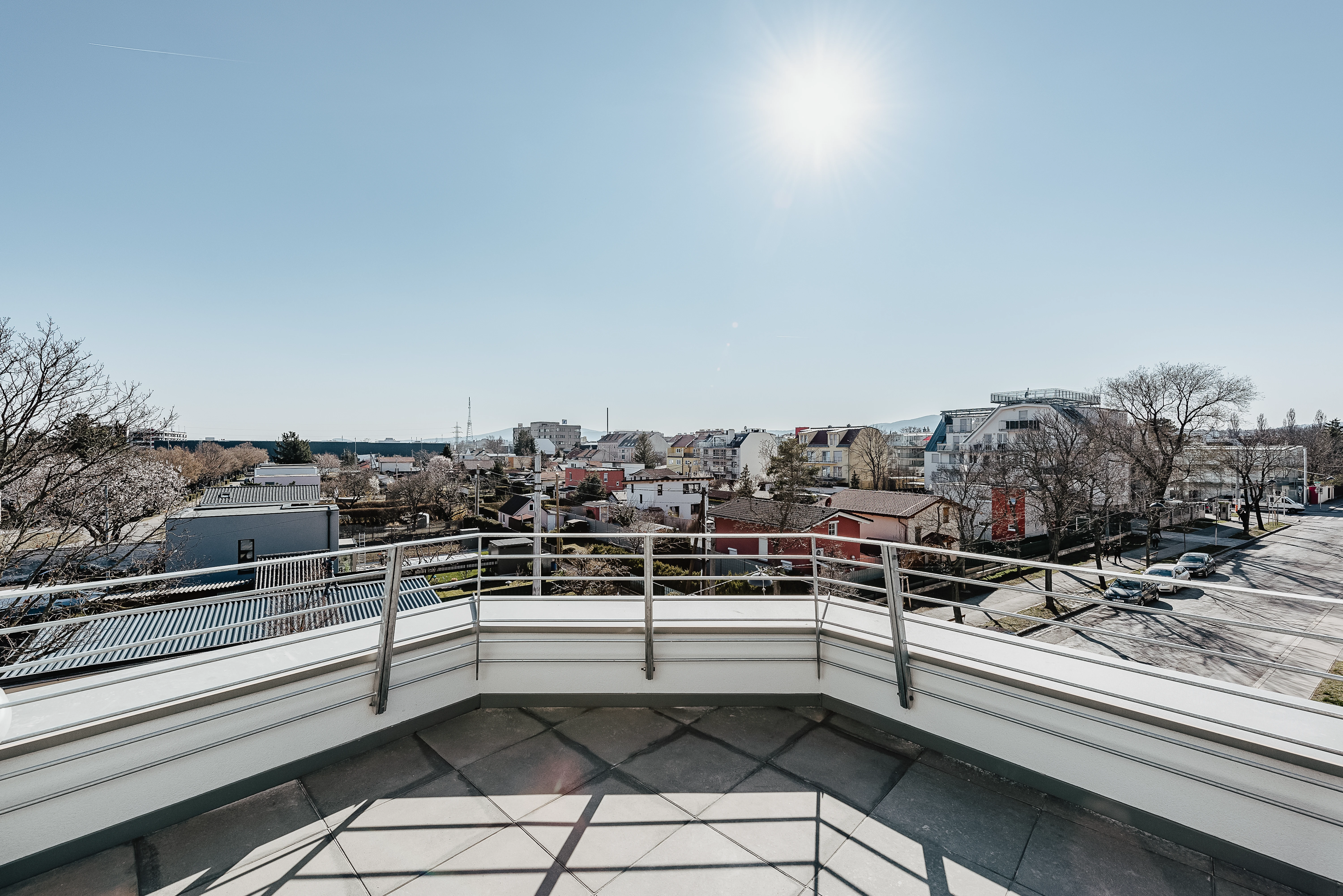 Aussicht von Terrasse auf Wohngebiet