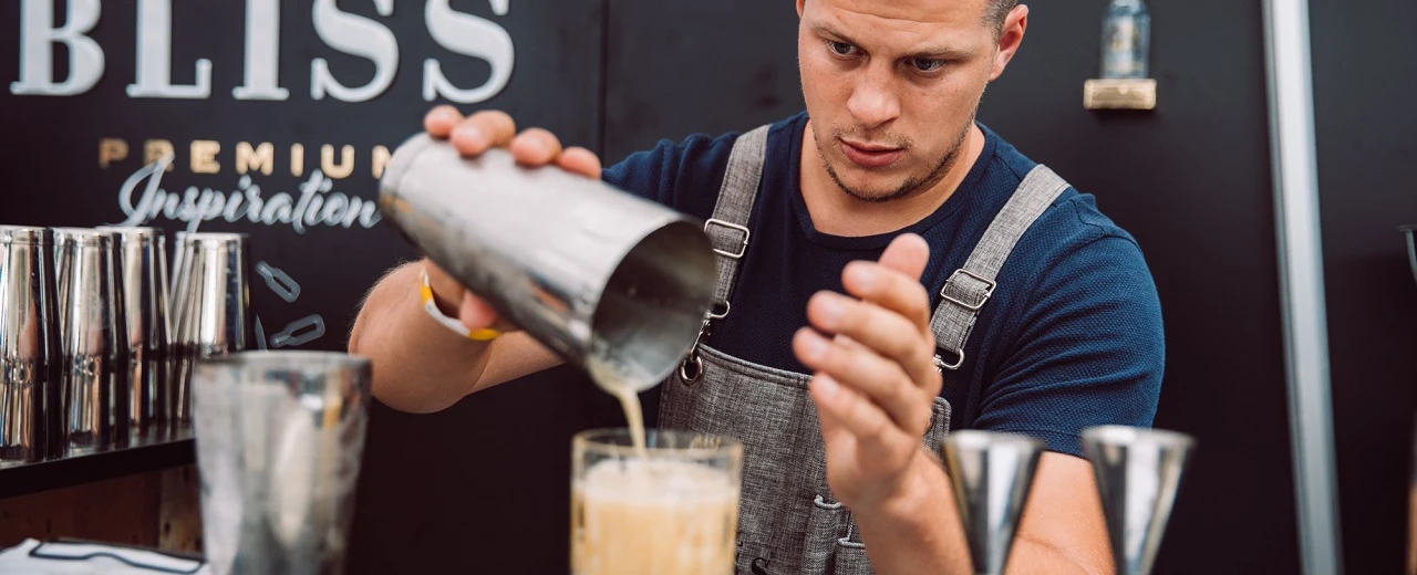Barkeeper mixt Cocktail, beeindruckende Fotografie von Colin Cyruz (colincyruz.com)