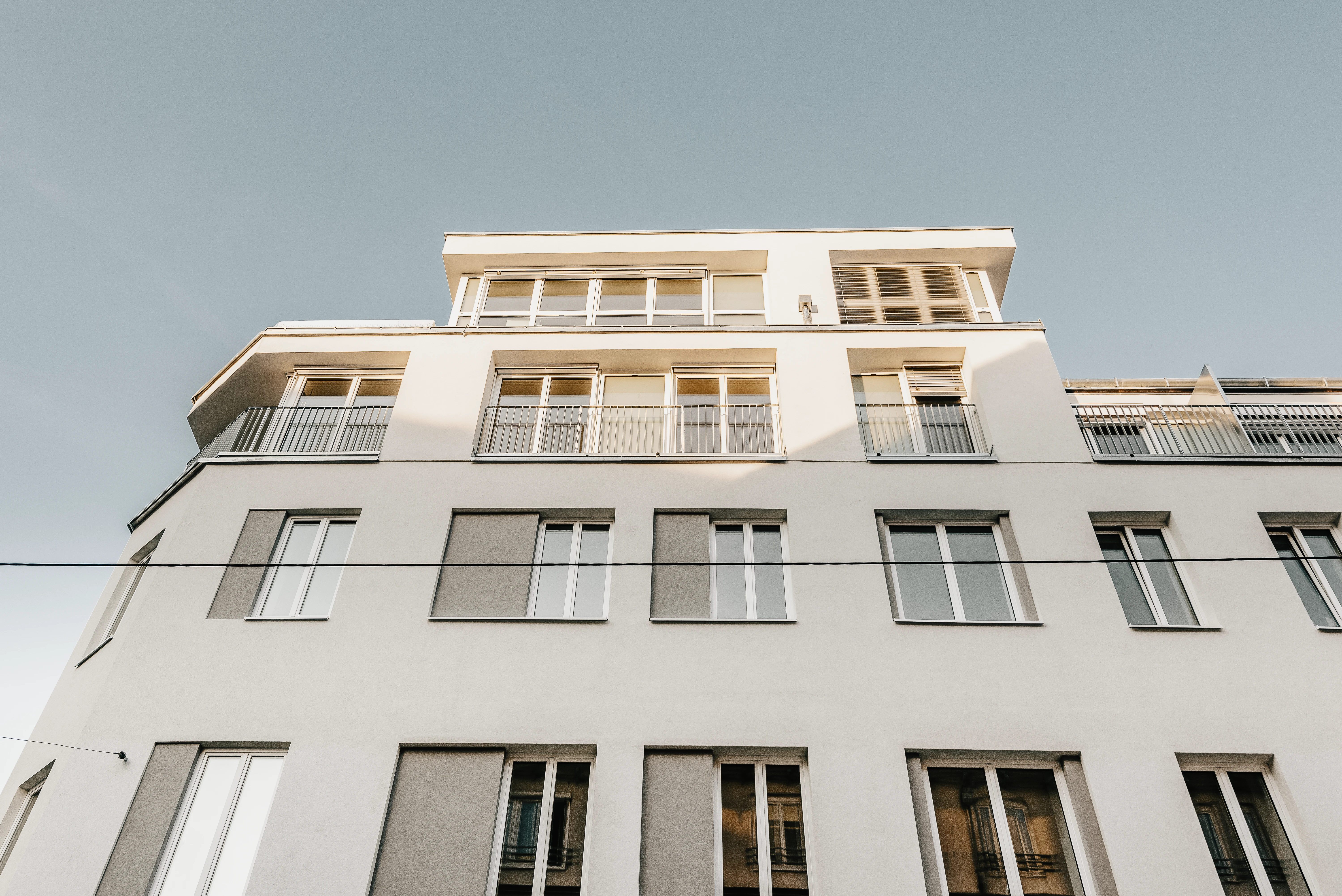 Fassade von Außen mit Sonnenschein auf obere Stockwerke