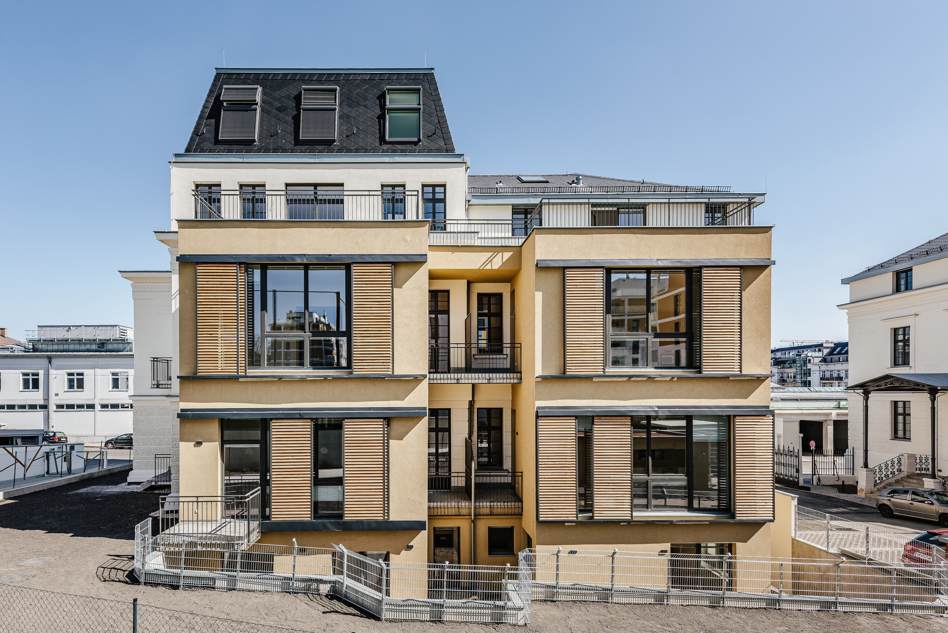 Renovierter Altbau mit Holzdetails von Außen fotografiert
