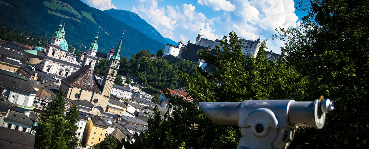 Salzburg Altstadt mit Festung Hohensalzburg und Domkirche, Blick durch Fernglas.