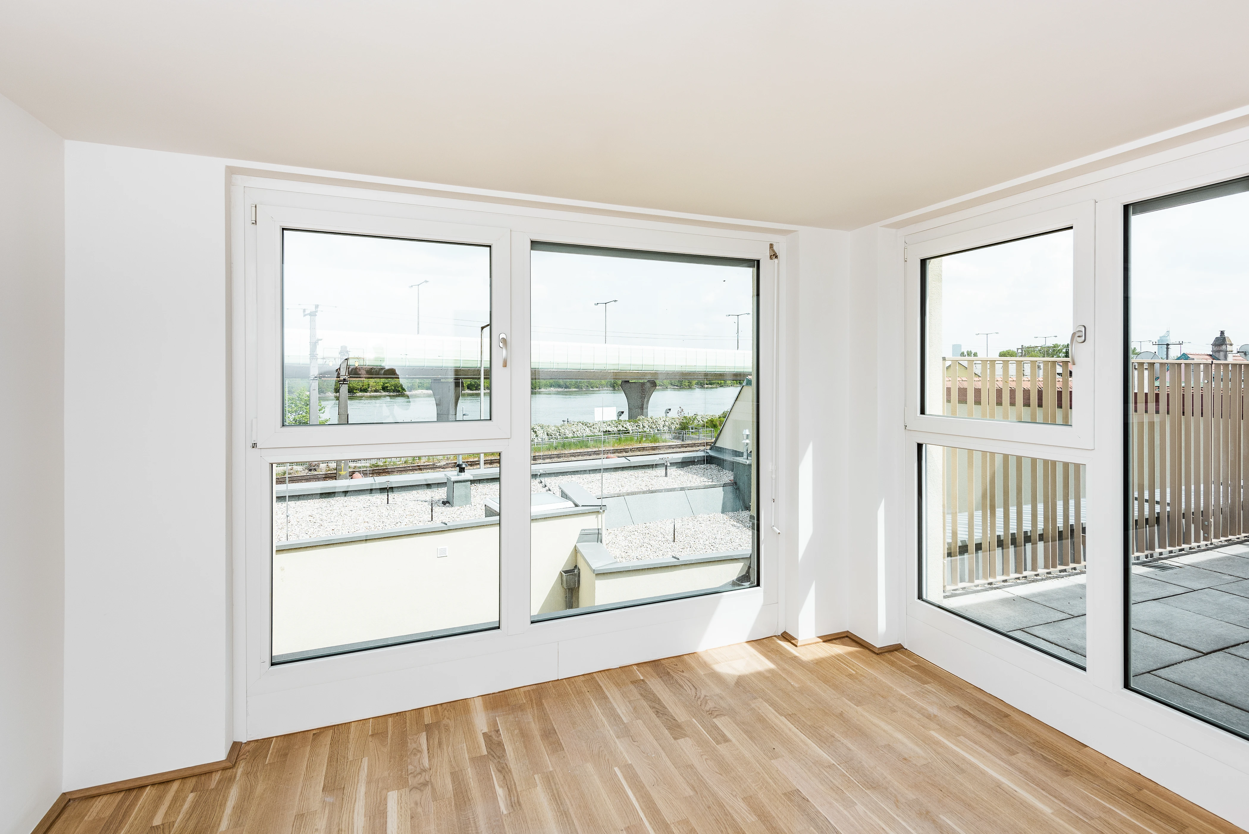 Fensterfront in Wohninvestment mit Blick nach Draußen und auf Terrasse