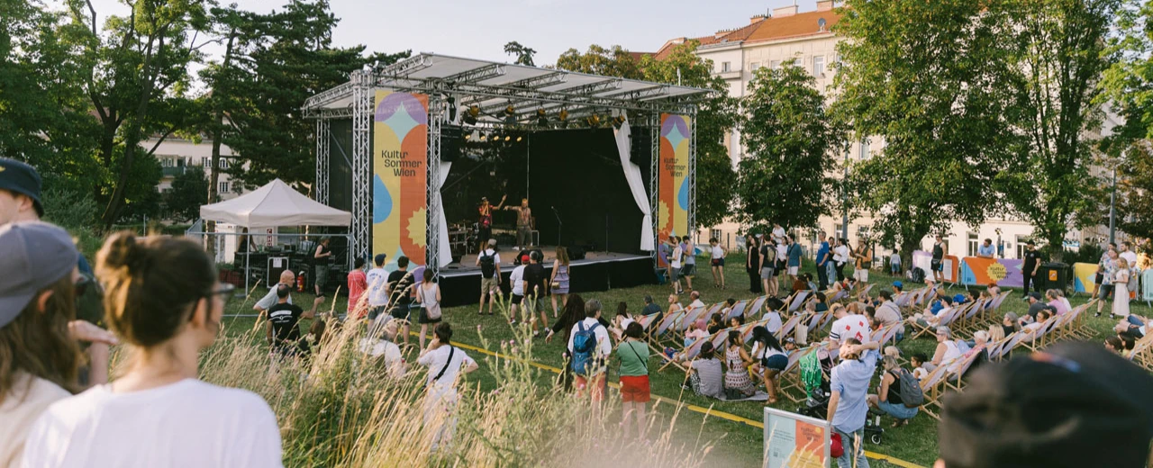 © Judith Stehlik Kultursommer Wien: Open-Air Konzert mit zahlreichen Zuschauern auf einer Bühne im Freien.