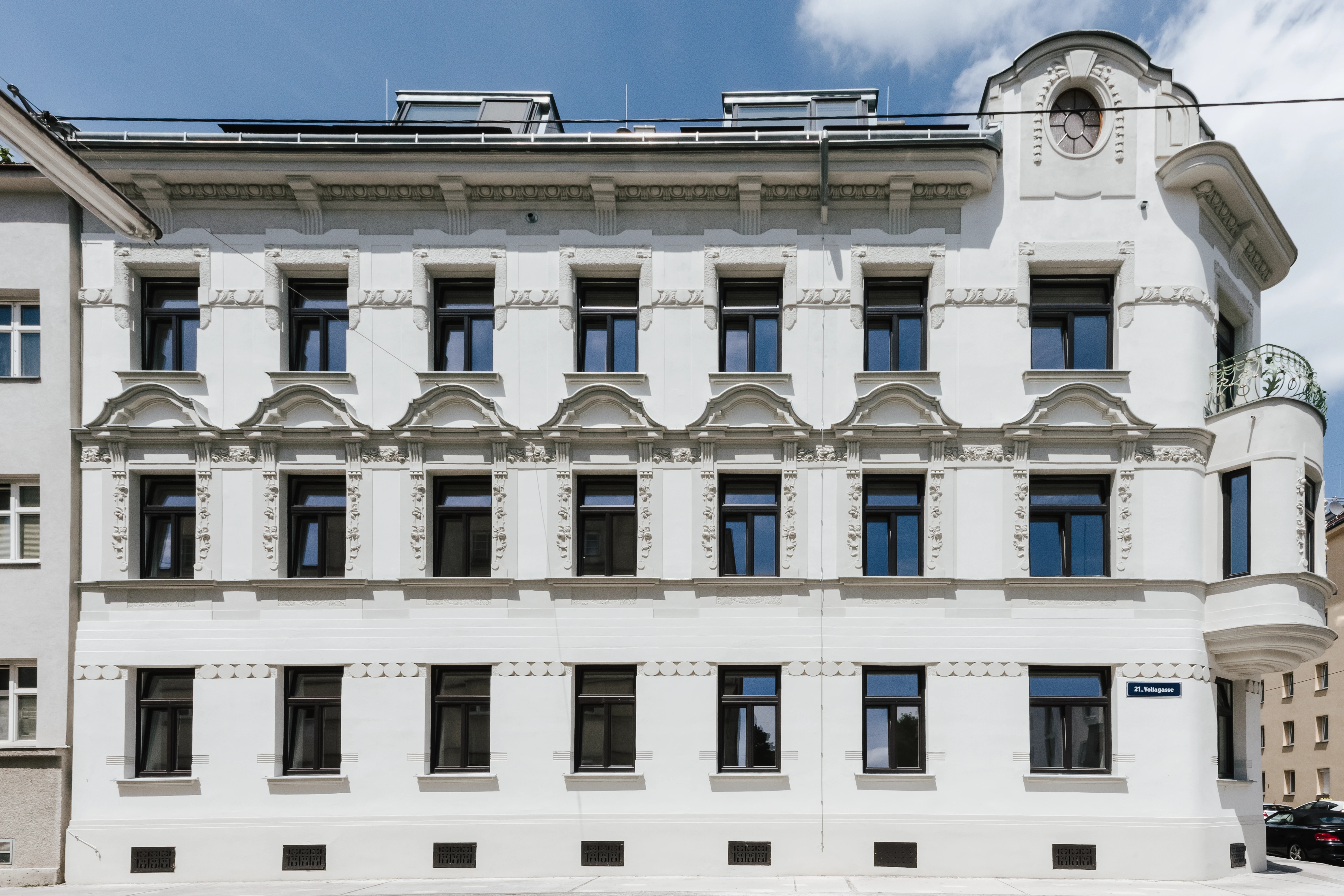 Außenansicht Wohnhaus mit Fensterfront