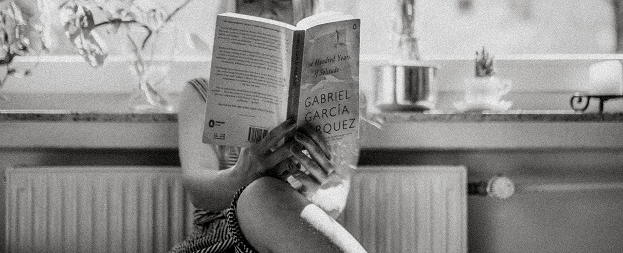 Schwarz-weiß Foto: Person liest Gabriel García Márquez' 
