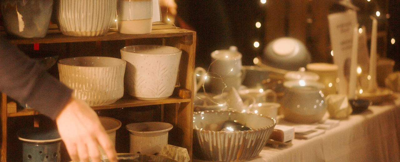 Handgefertigte Keramik auf einem Wintermarkt. Einzigartige Geschenke und Dekorationen.