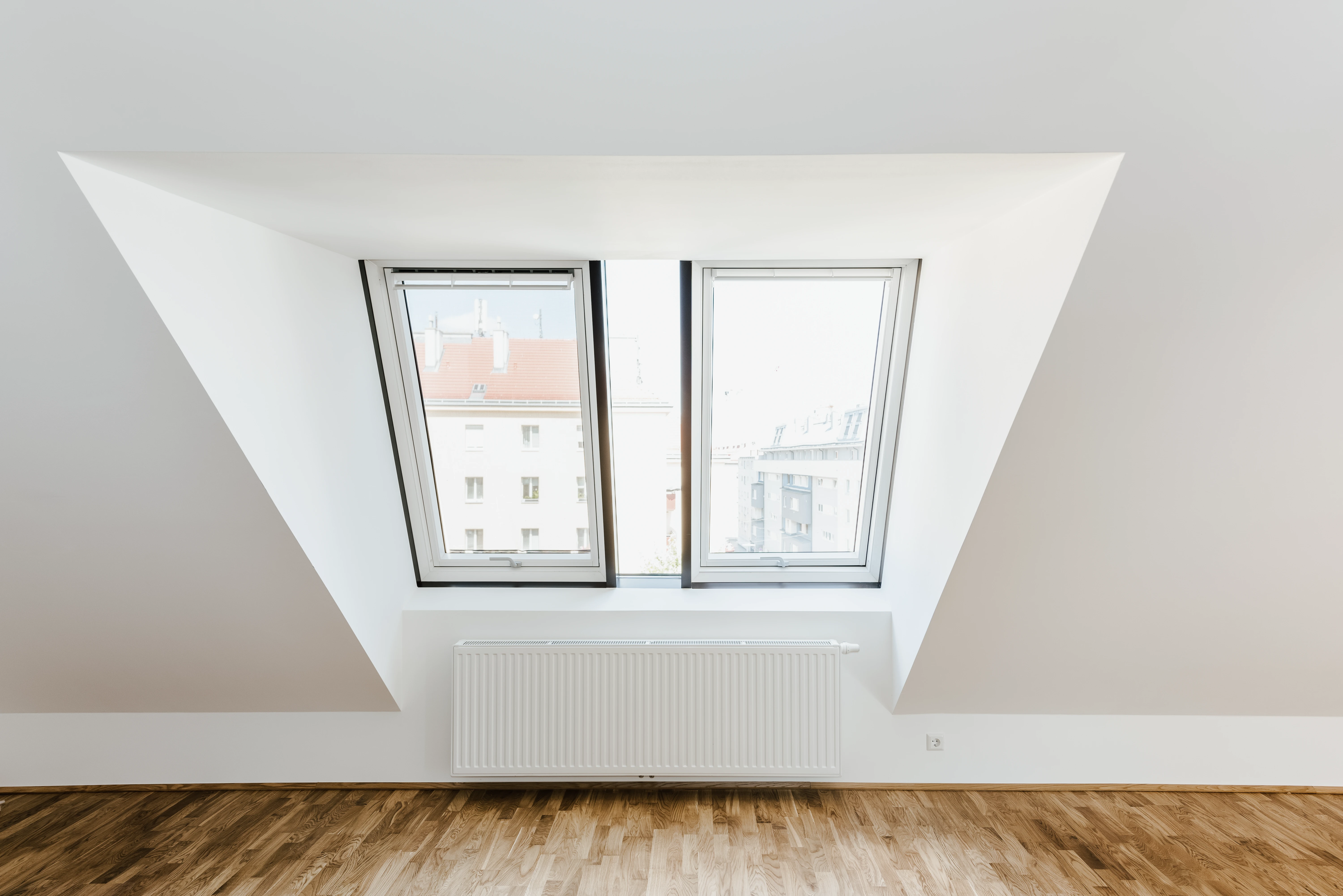Dachgeschoss Wohninvestment mit Dachschrägen Fenstern und Heizkörper