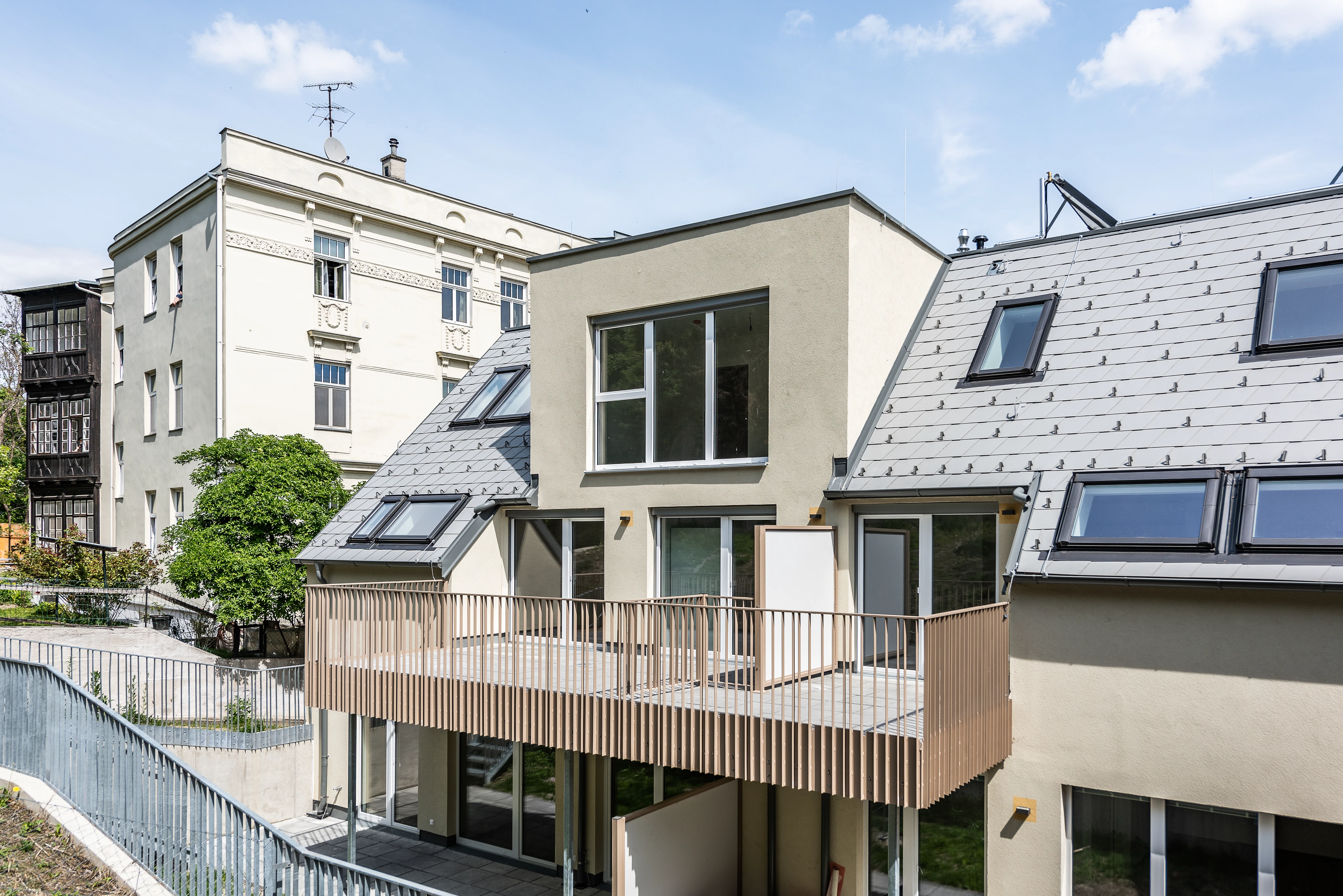 Blick auf Wohninvestment mit Terrasse im zweiten Stock