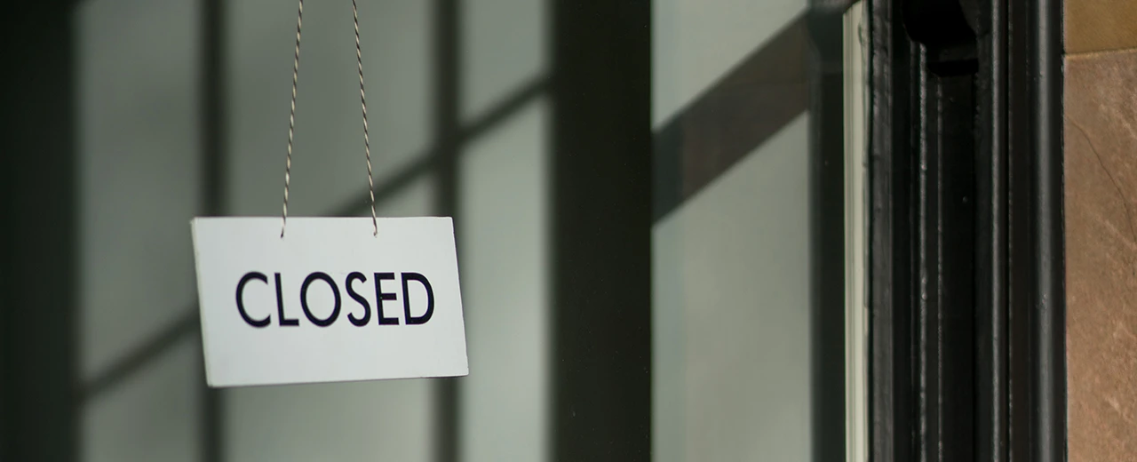 Ein weißes Schild mit der Aufschrift 