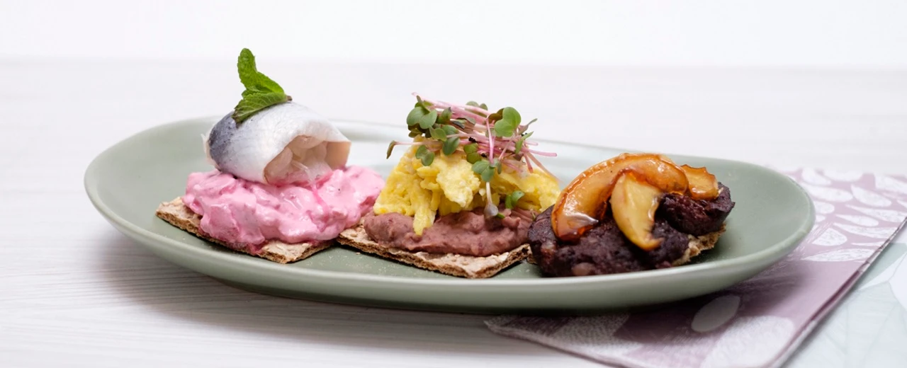 Drei köstliche Häppchen auf Knäckebrot mit Hering, Rührei & Apfel.
