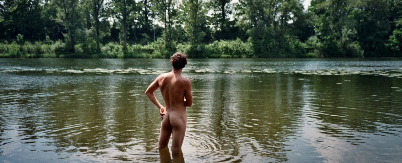 © Miriam Kummer Nackter Mann im See, Blick auf den Wald. Mit Adobe Photoshop bearbeitet.