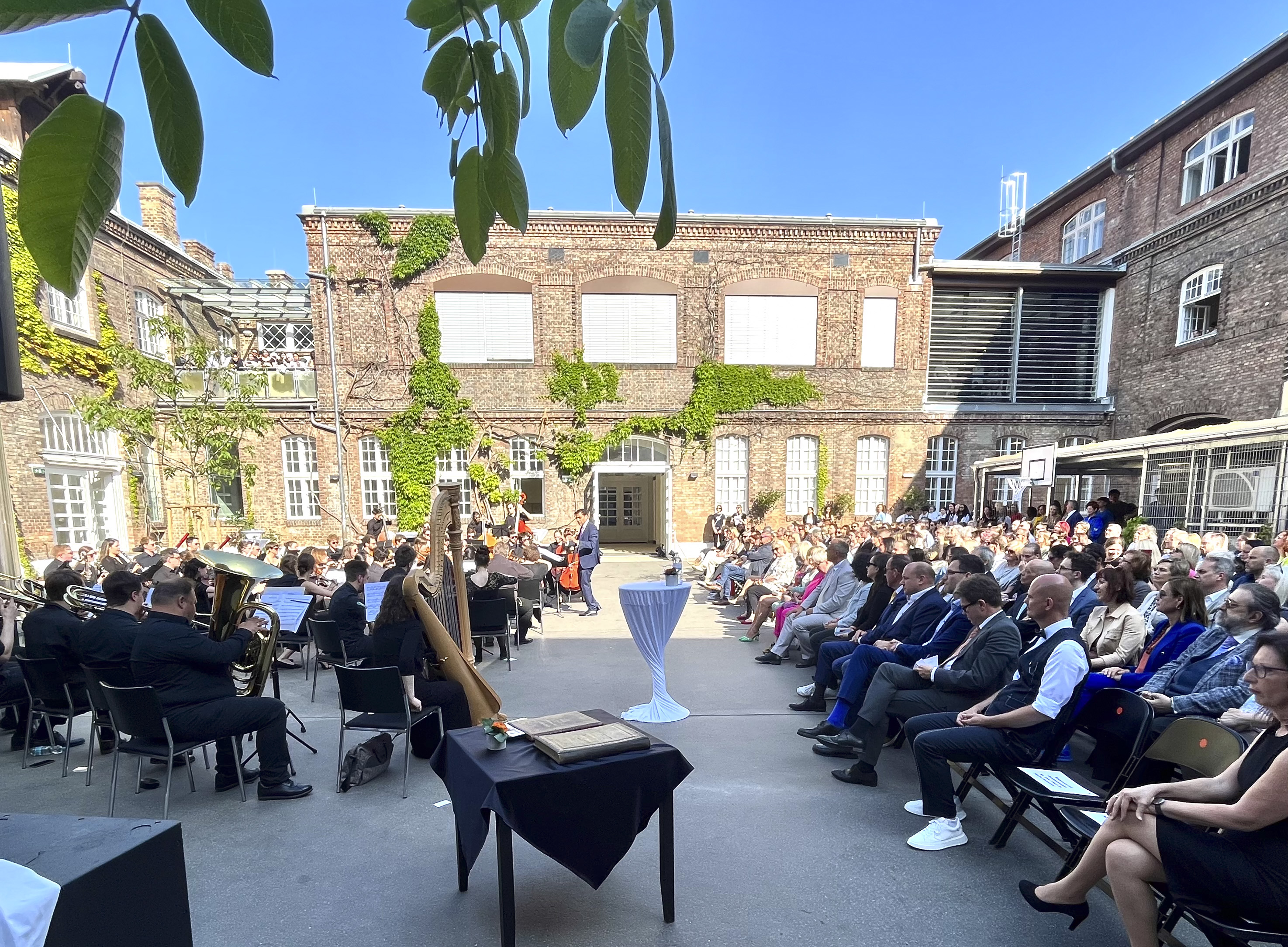 Festtagsstimmung im Schulhof