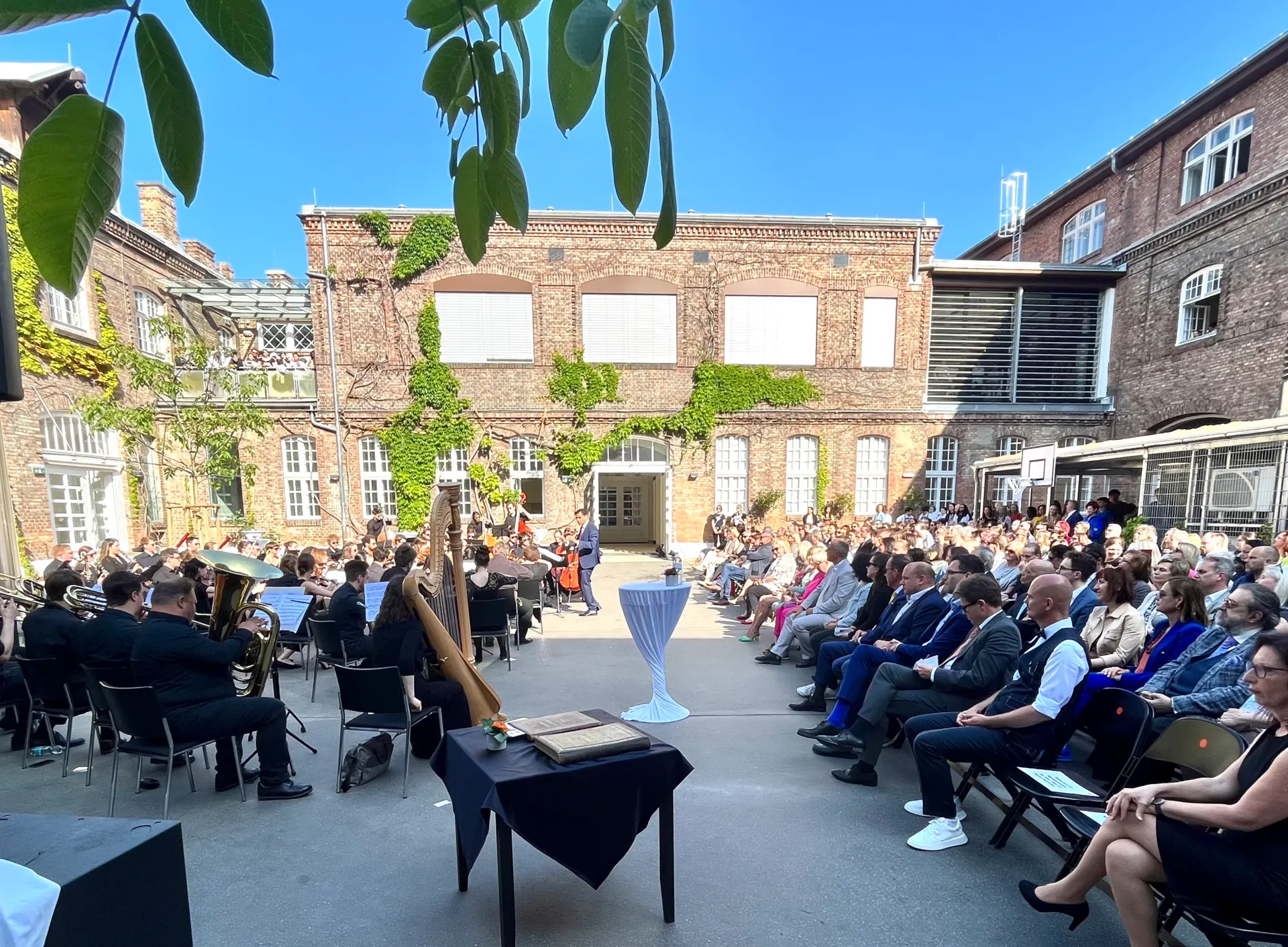 Festtagsstimmung im Schulhof