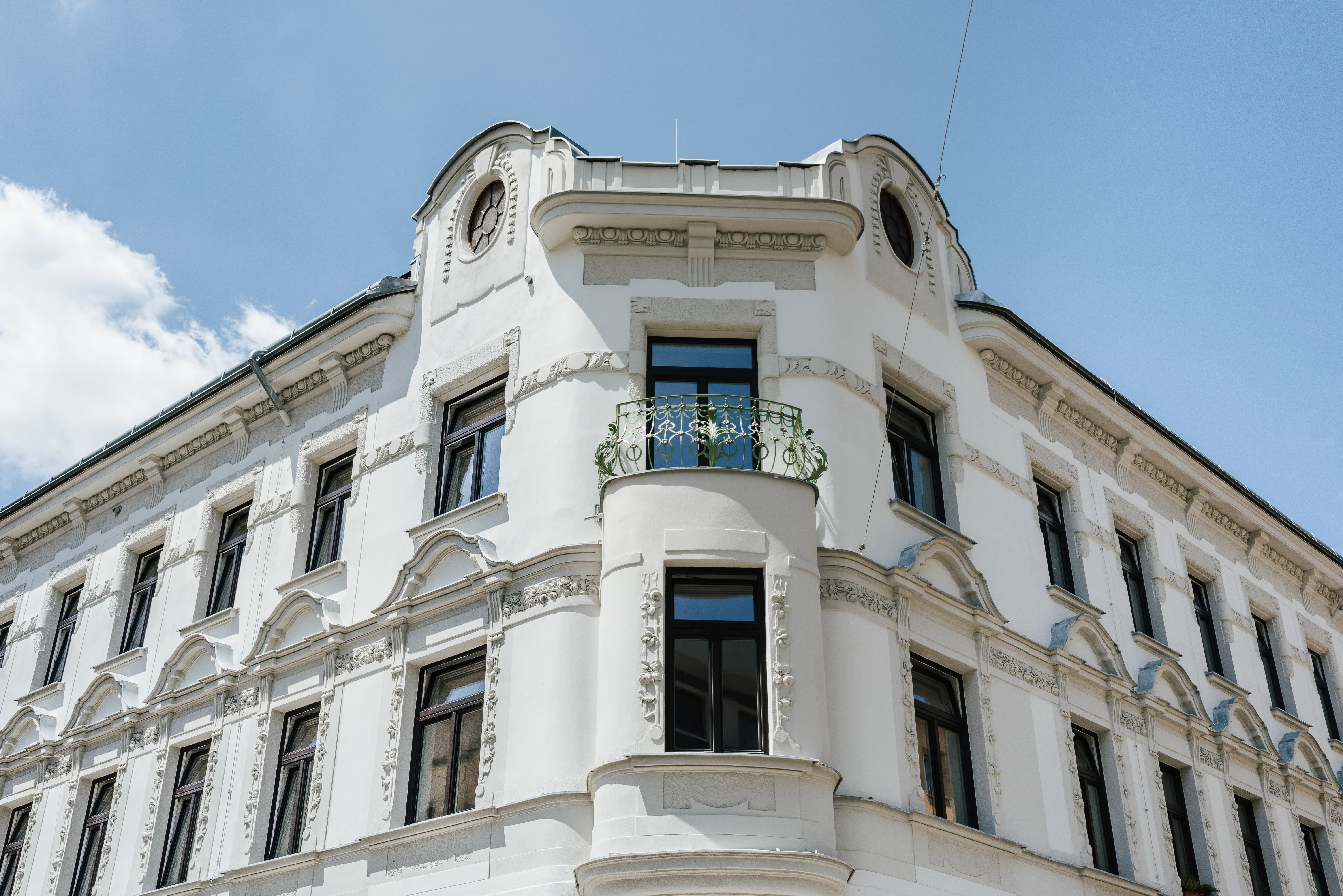 Außenansicht Altbau Haus mit Balkon aus Gusseisen