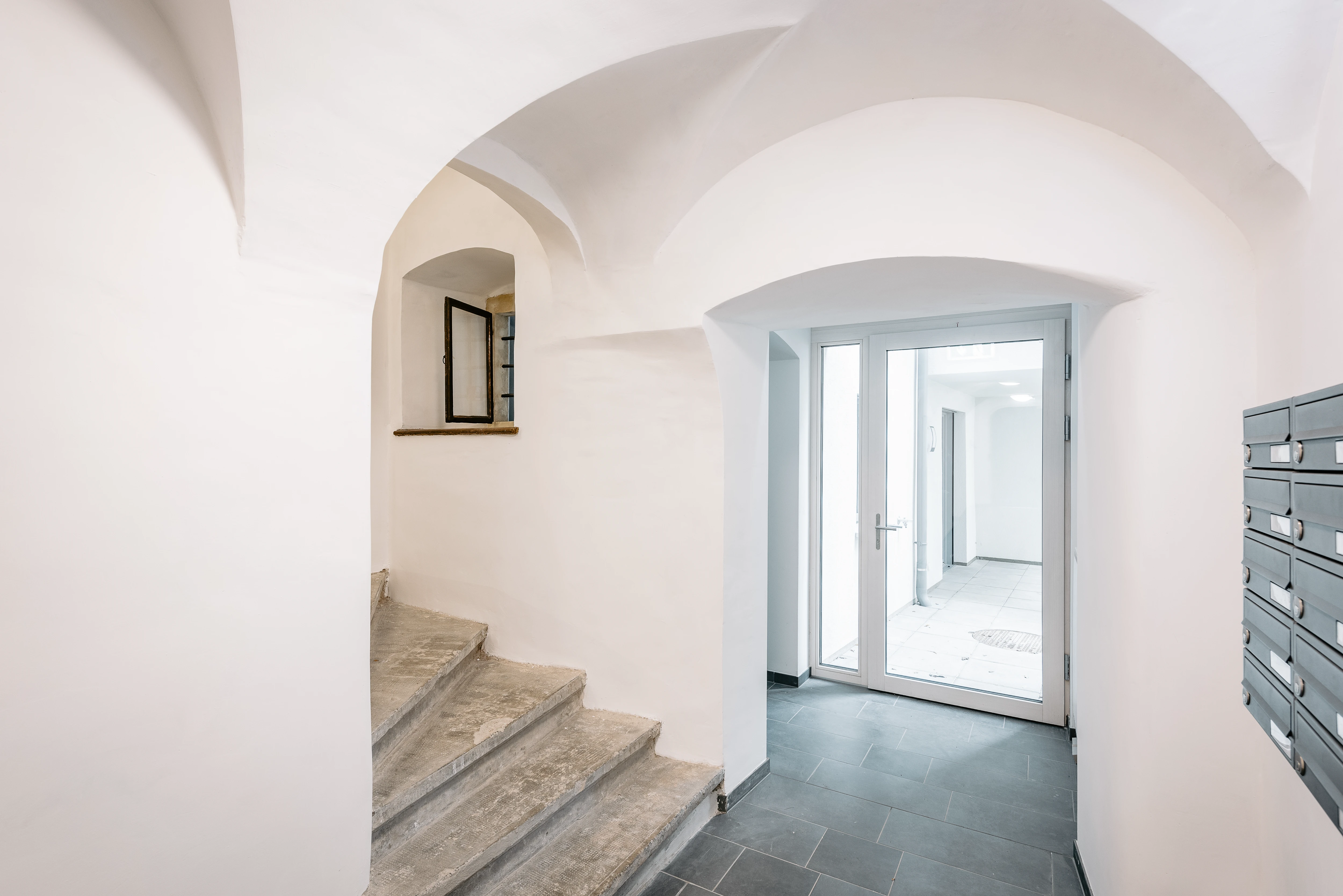 Altbau Wohninvestment Eingang