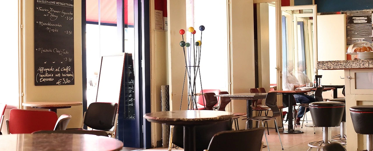 Gemütliches Café mit Tischen, Stühlen und einer Speisekarte mit verschiedenen Heißgetränken.  Adobe Photoshop CC 2017 bearbeitet.