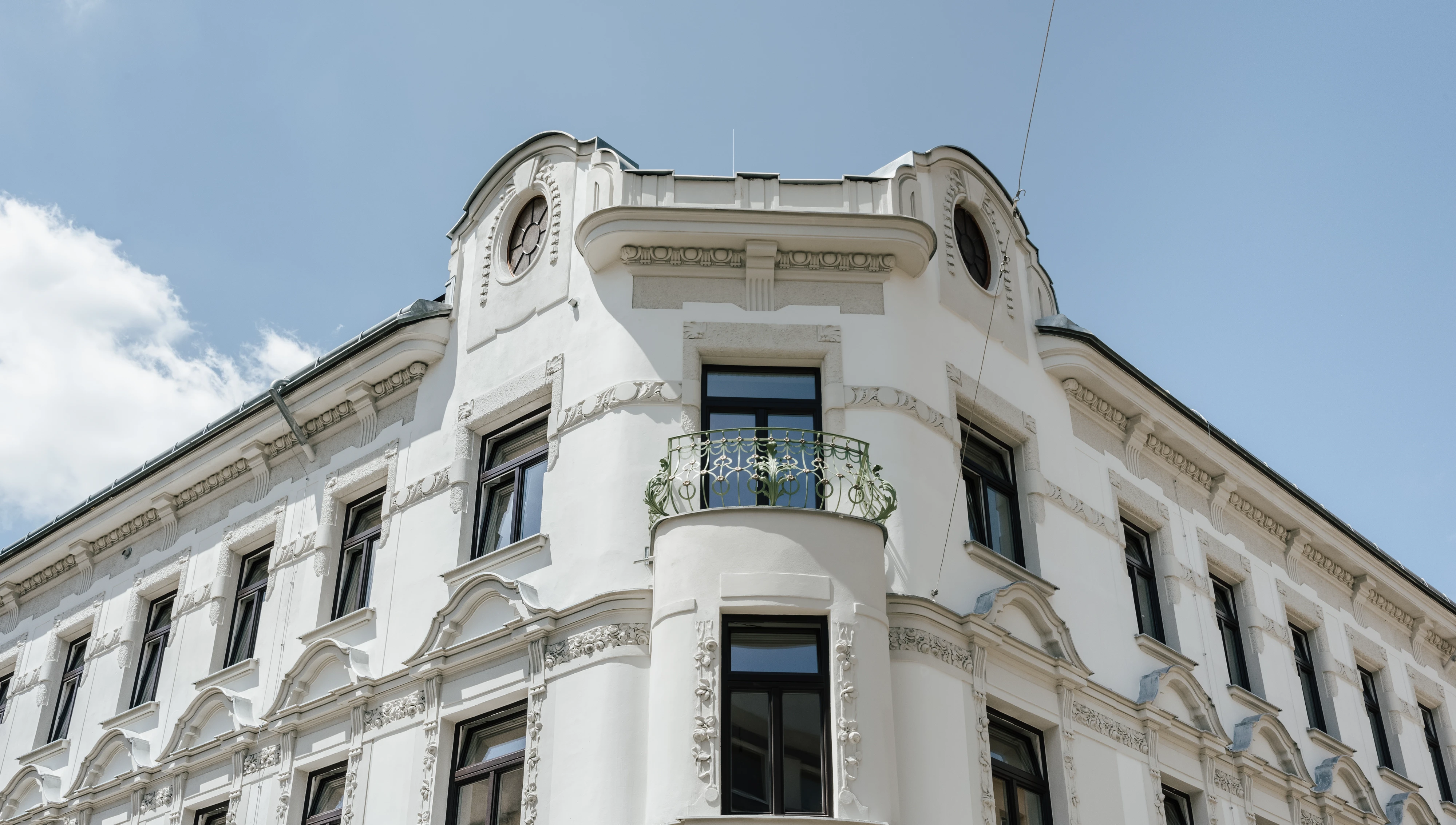 Wiener Barockfassade mit Gusseisen-Eckbalkon