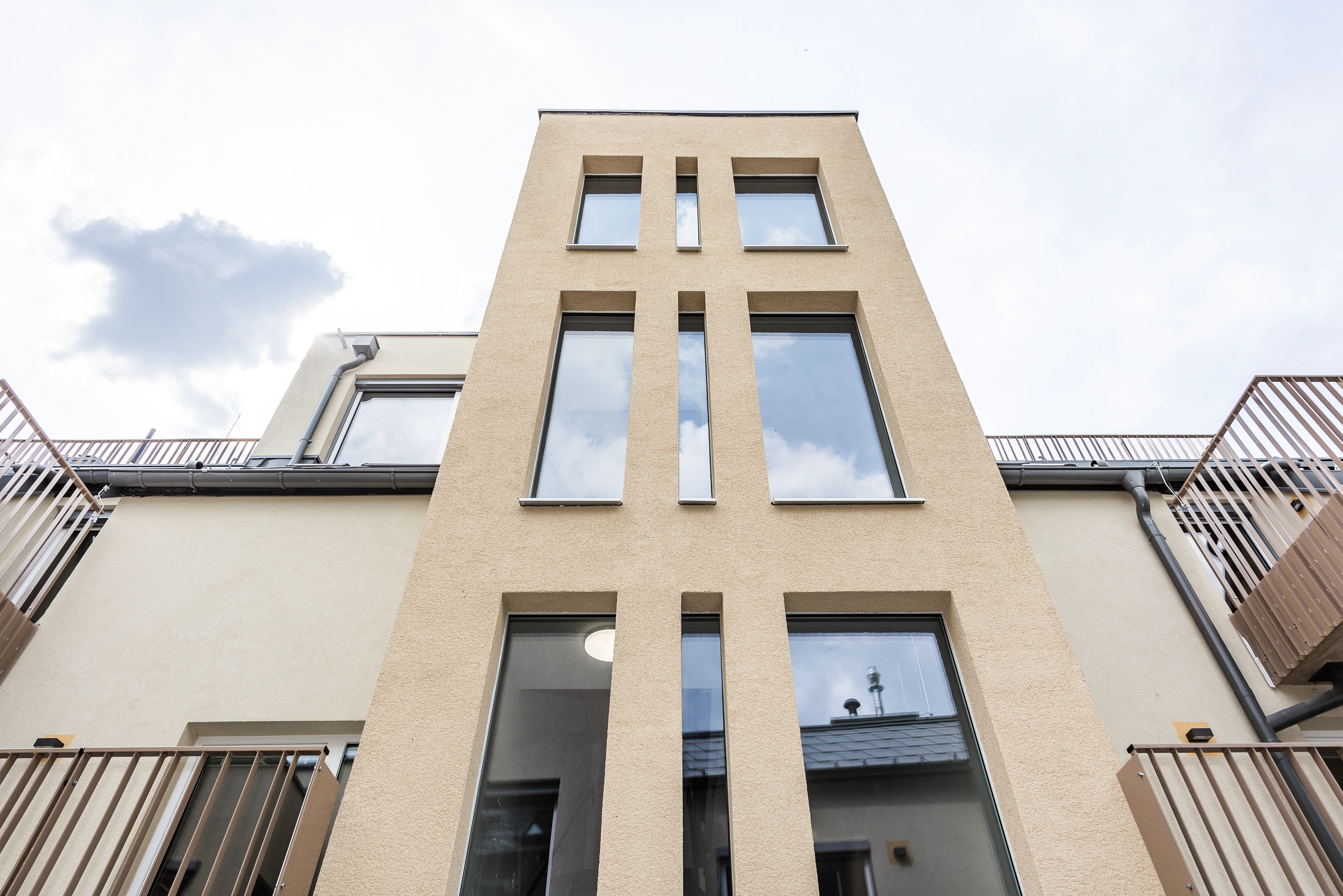 Ansicht Wohninvestment von Außen auf Fensterfront