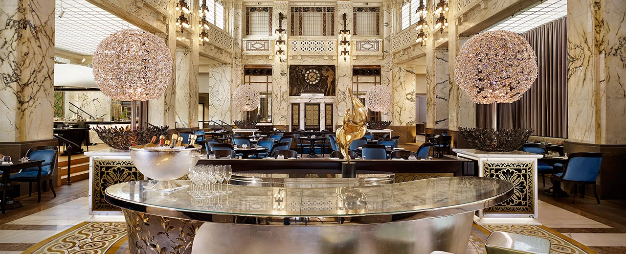 Luxuriöses Restaurant im Park Hyatt Hotel mit Marmor, eleganten Möbeln & Kronleuchtern.