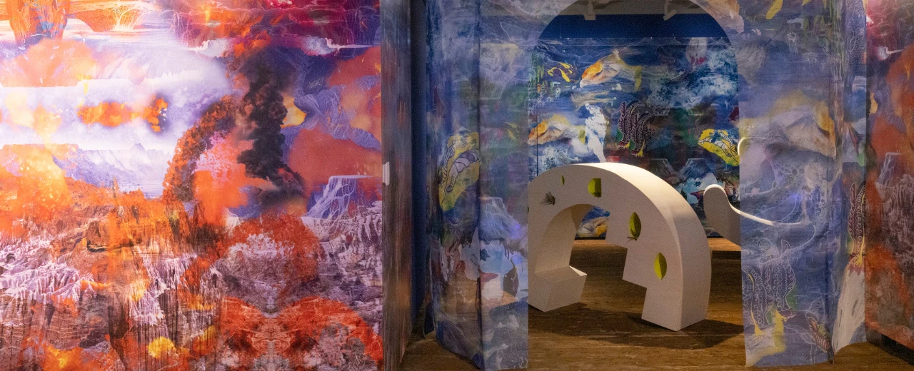 Abstrakte Kunstinstallation mit surrealen Landschaftsdrucken und einer weißen Bogenform. Modern und fantasievoll.