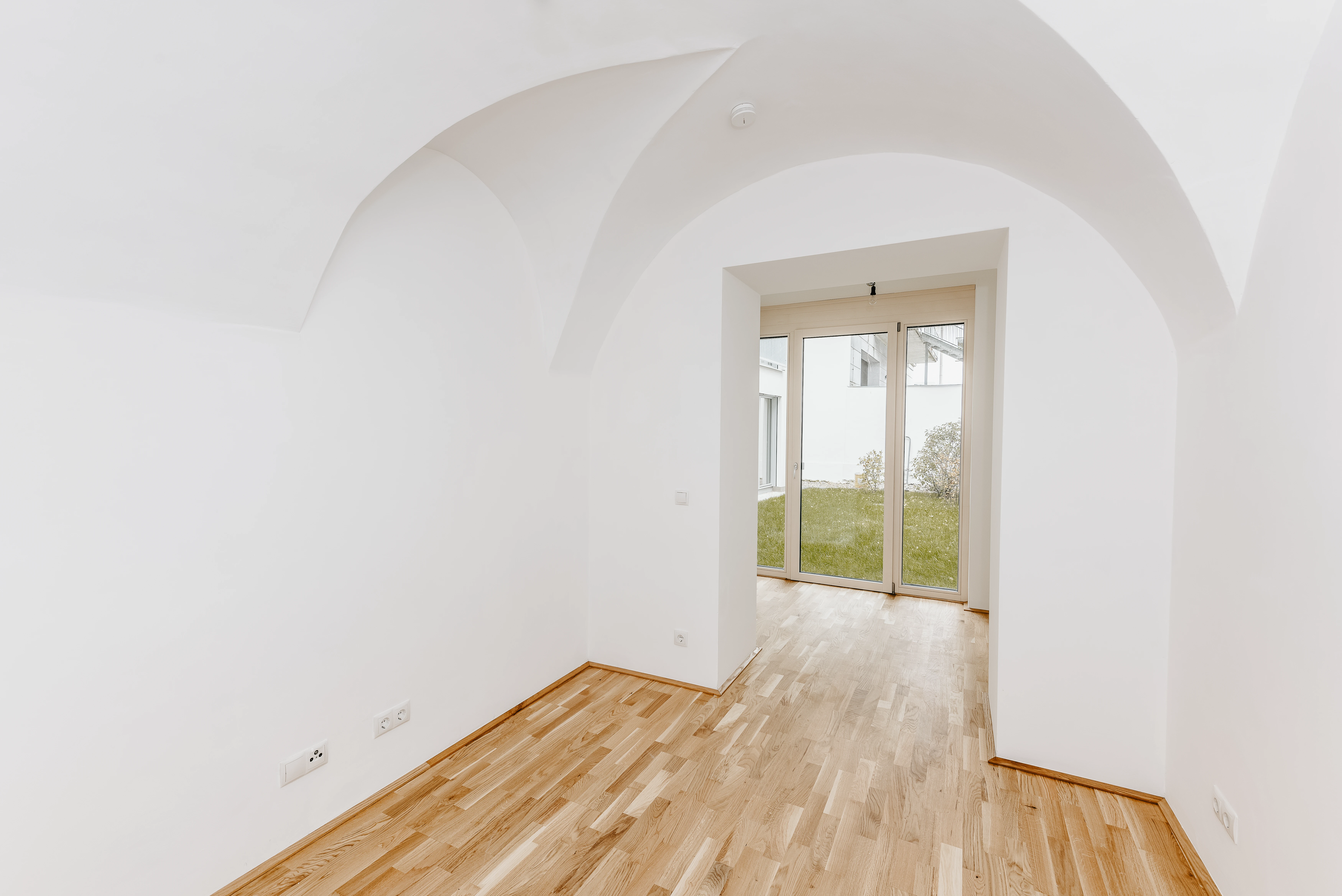 Altbau Wohninvestment renoviert mit Deckenwölbung und Blick in Innenhof und Garten