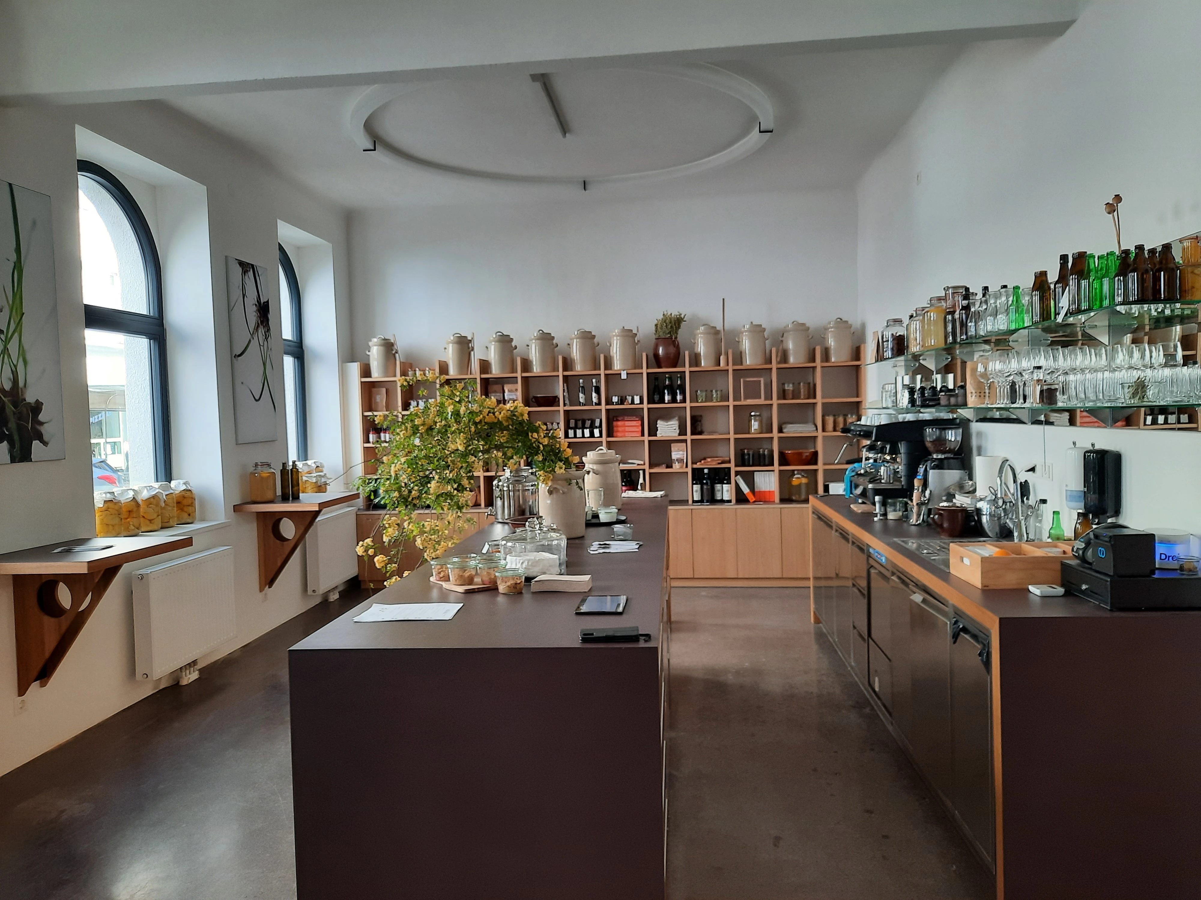 Modernes Café mit offener Theke, regionalen Produkten & hochwertigem Kaffee. Gemütliche Atmosphäre.