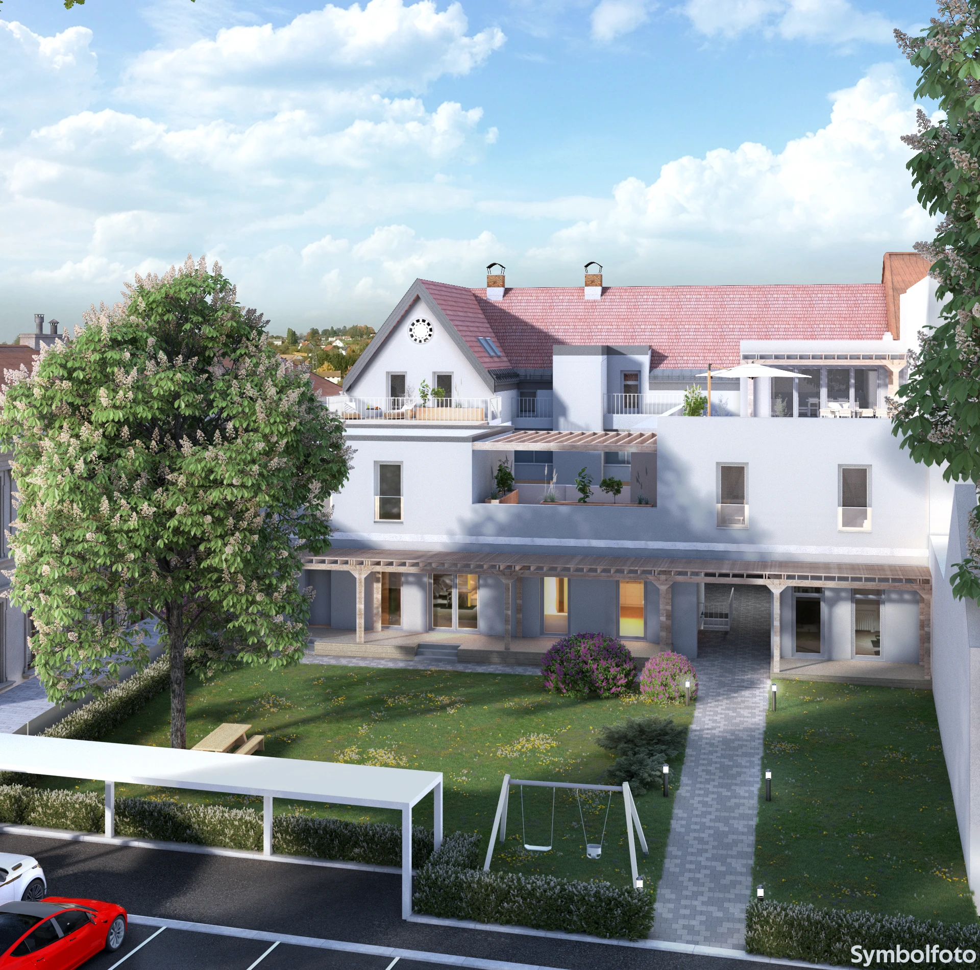 Wohnhaus mit hellblauer Fassade und Garten inklusive Schaukel